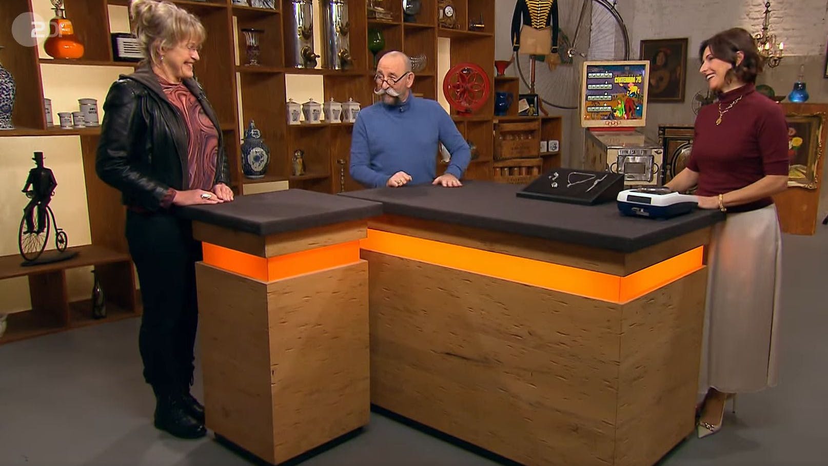 Verkäuferin Christine aus Potsdam (l.), „Bares für Rares“-Moderator Horst Lichter und Expertin Wendela Horz.