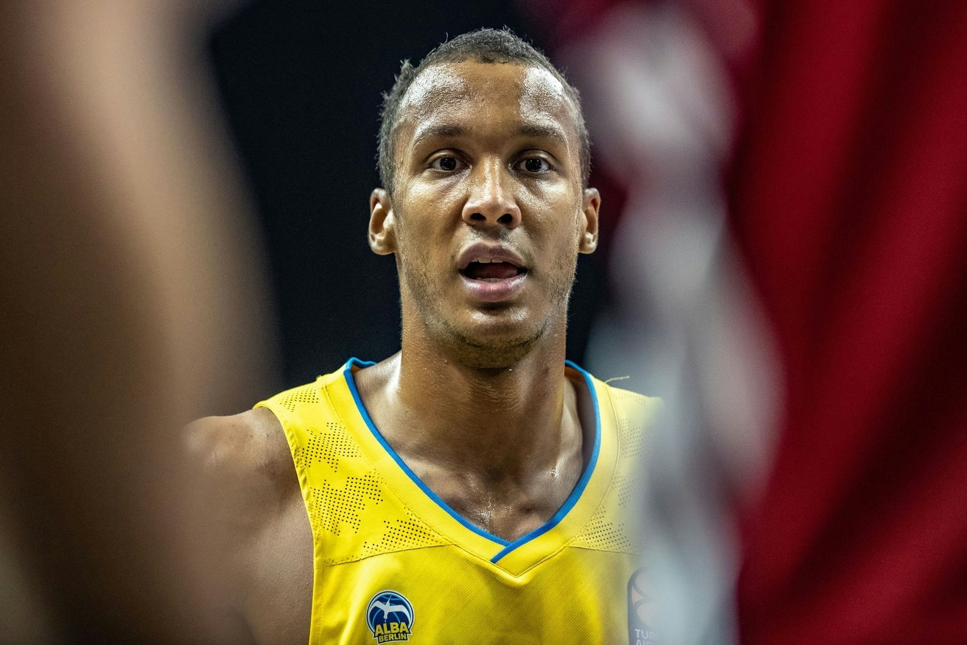 Trägt drei weitere Jahre das Trikot von Alba Berlin: Louis Olinde