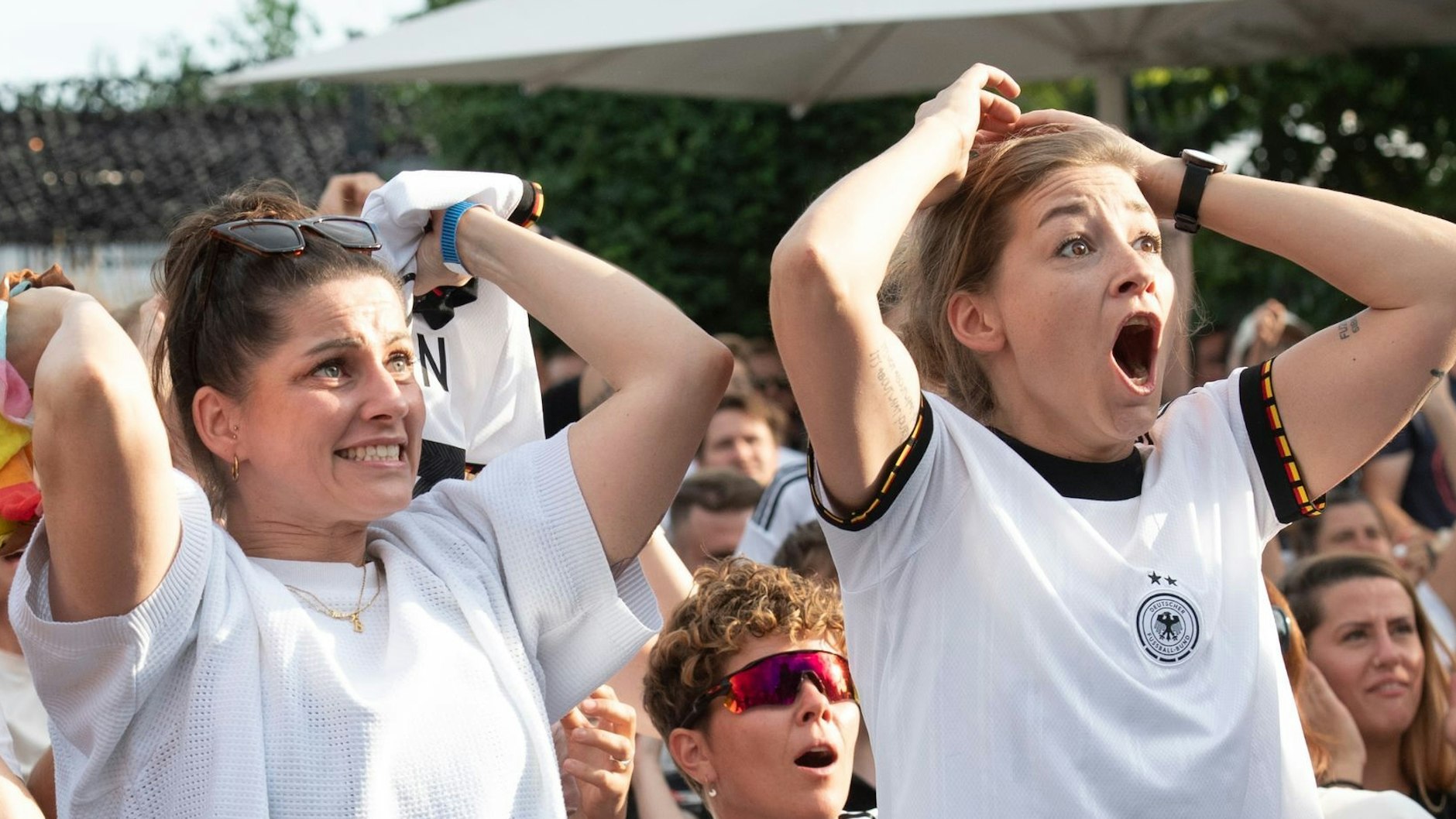 Manchmal wollen Frauen beim Fußballschauen auch gern unter sich sein.