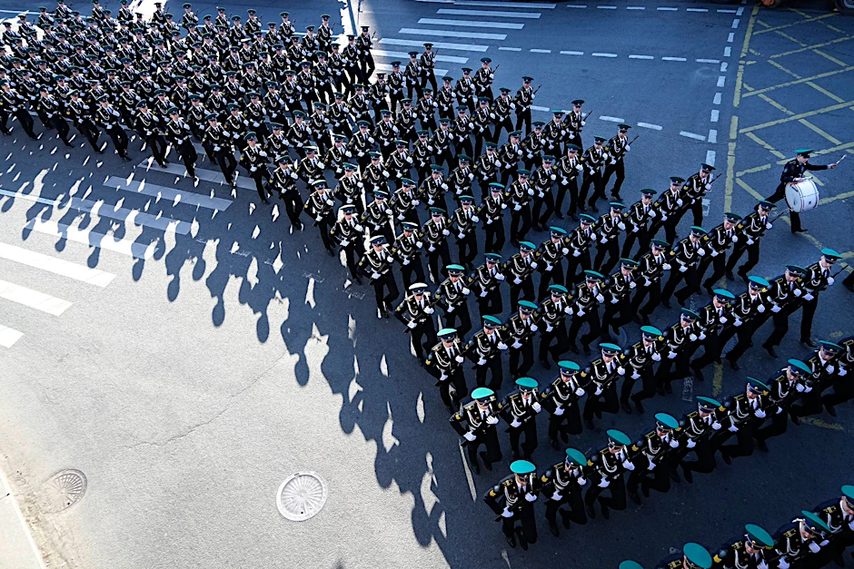 Russische Soldaten marschieren in&nbsp;Moskau zum Roten Platz.&nbsp;