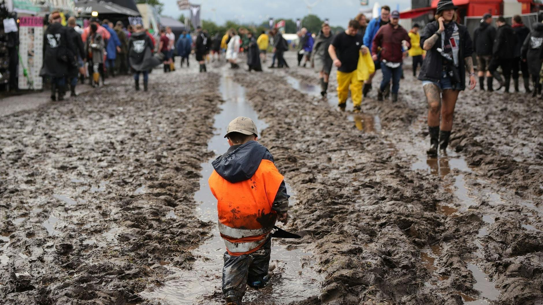 Zehntausende Fans freuen sich auf den Wacken-Start. Doch Dauerregen hat das Gelände in Schlammfelder verwandelt.
