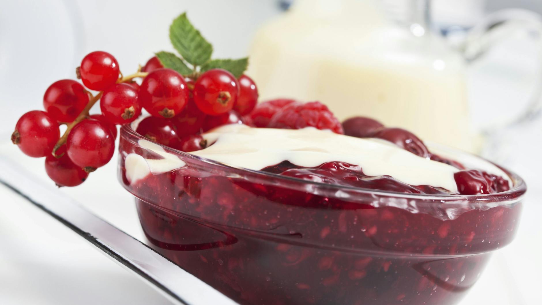 Rote Grütze schmeckt auch mit weniger Zucker richtig gut.