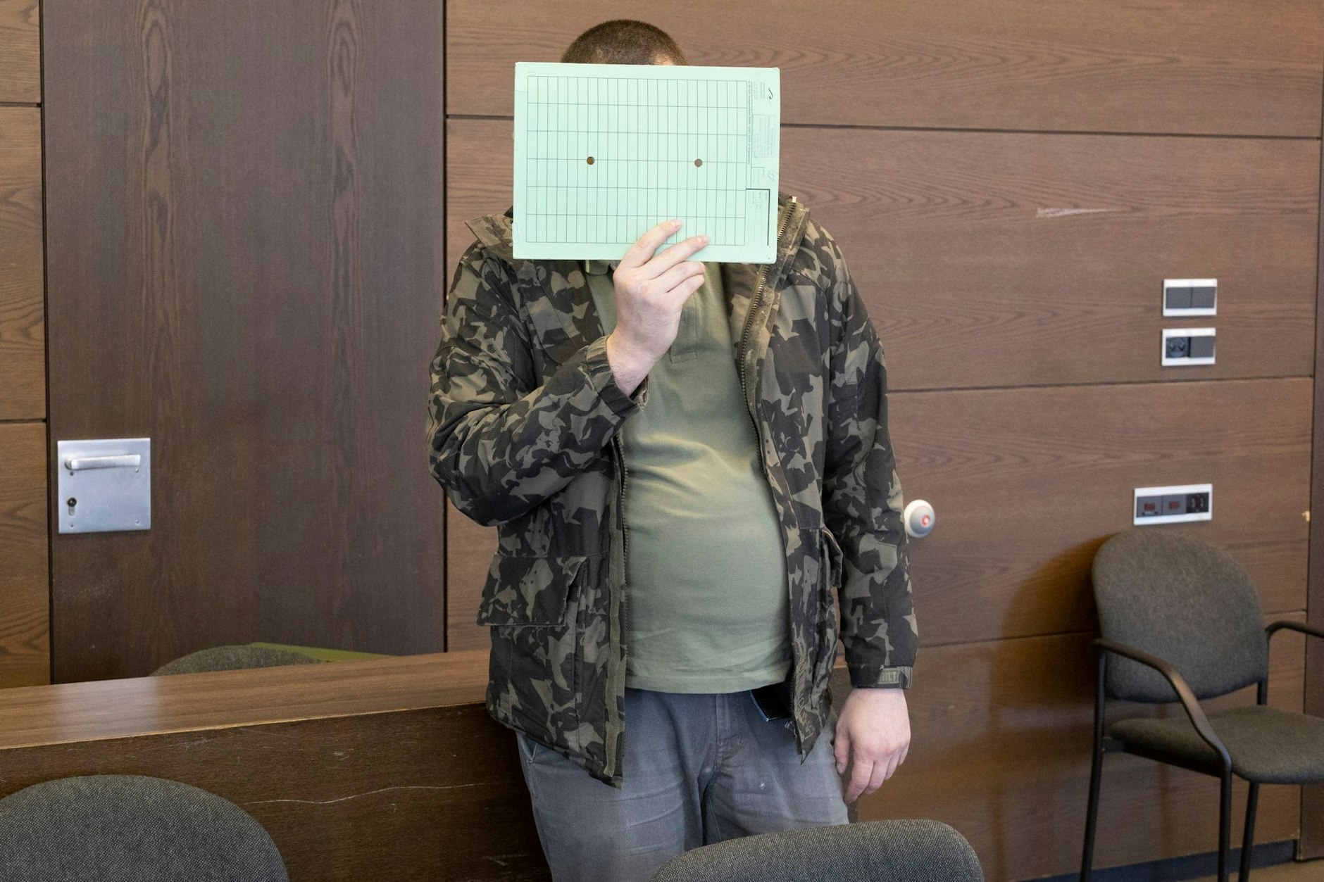 Alexander T. (45) vor Gericht. Seine Tarnjacke hängte er später über den Stuhl, hörte dann mit gefalteten Händen die Vorwürfe.