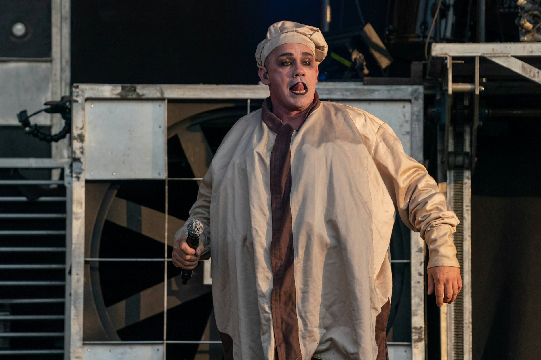 Völkerball während eines Auftritts in der&nbsp; Brita-Arena Wiesbaden: Die Coverband soll nicht auftreten dürfen. So fordern es Unterzeichner eines offenen Briefes.&nbsp;