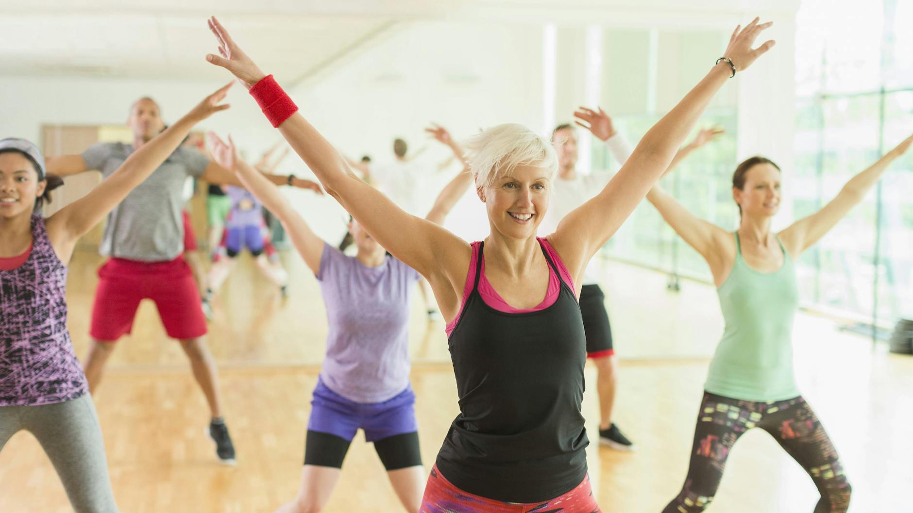 Sport ist die wichtigste Gewohnheit, die ein langes Leben verspricht, aber er muss nicht zur Qual werden. Aerobic macht Spaß und erhöht die Herzfrequenz.