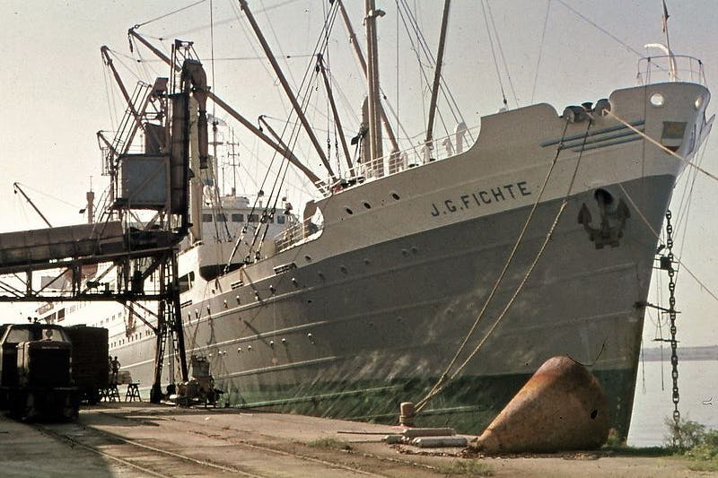 Die legendäre „MS J. G. Fichte“, die als DDR-Traumschiff in der Serie „Zur See“ zum Star wird.
