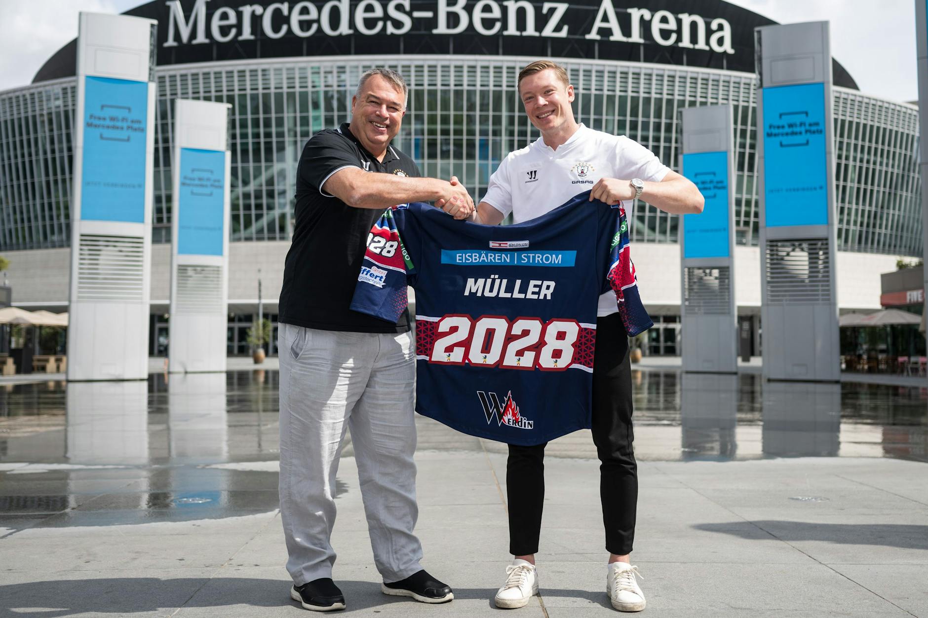 Jonas Müller (r.) präsentiert mit Sportdirektor Stephane Richer sein Trikot zur Vertragsverlängerung.