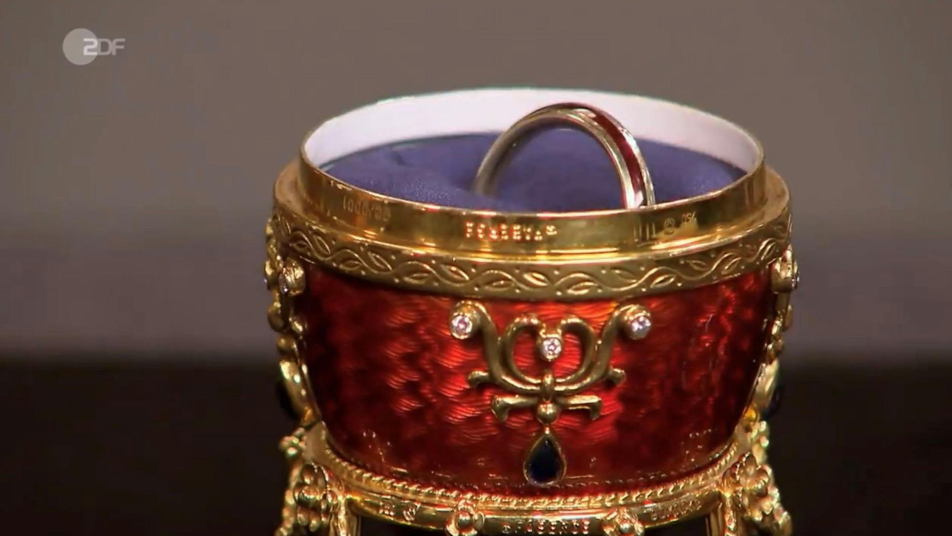 „Bares für Rares“-Expertin Wendela Horz zeigt die Funktion des Fabergé-Eies anhand ihres Ringes.