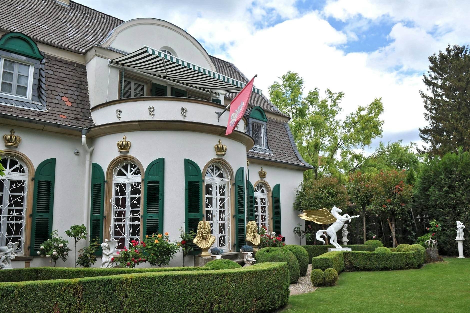 Steht jetzt zum Verkauf: das Millionenanwesen in Kirchheim an der WeinstraÃe.