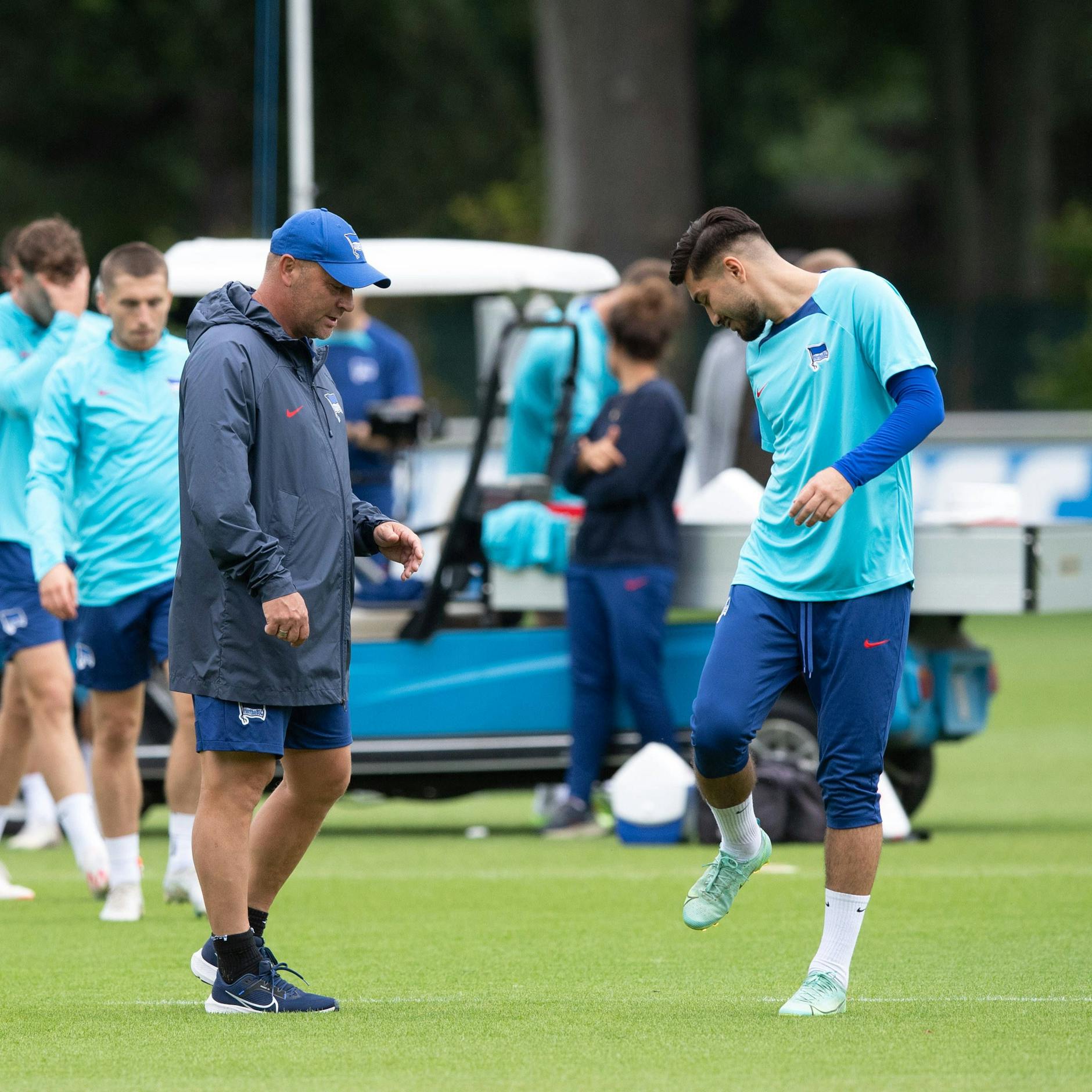 Was macht der Fuß? Herthas Trainer Pal Dardai und Suat Serdar.