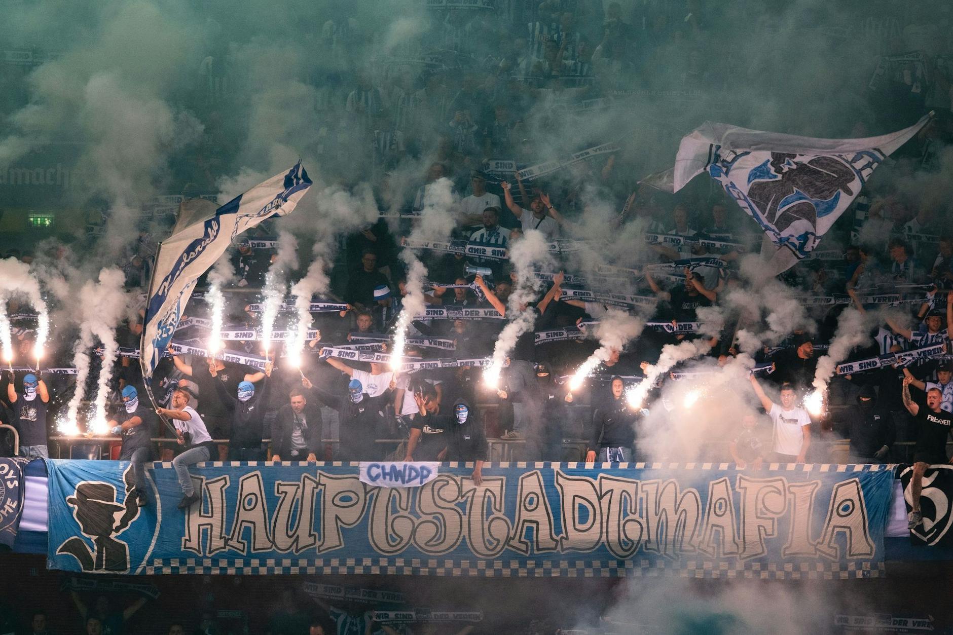 Schon beim Auftakt in Düsseldorf wurde Hertha BSC von den eigenen Fans kräftig unterstützt. Am Freitagabend werden 40.000 Zuschauer im Olympiastadion erwartet.