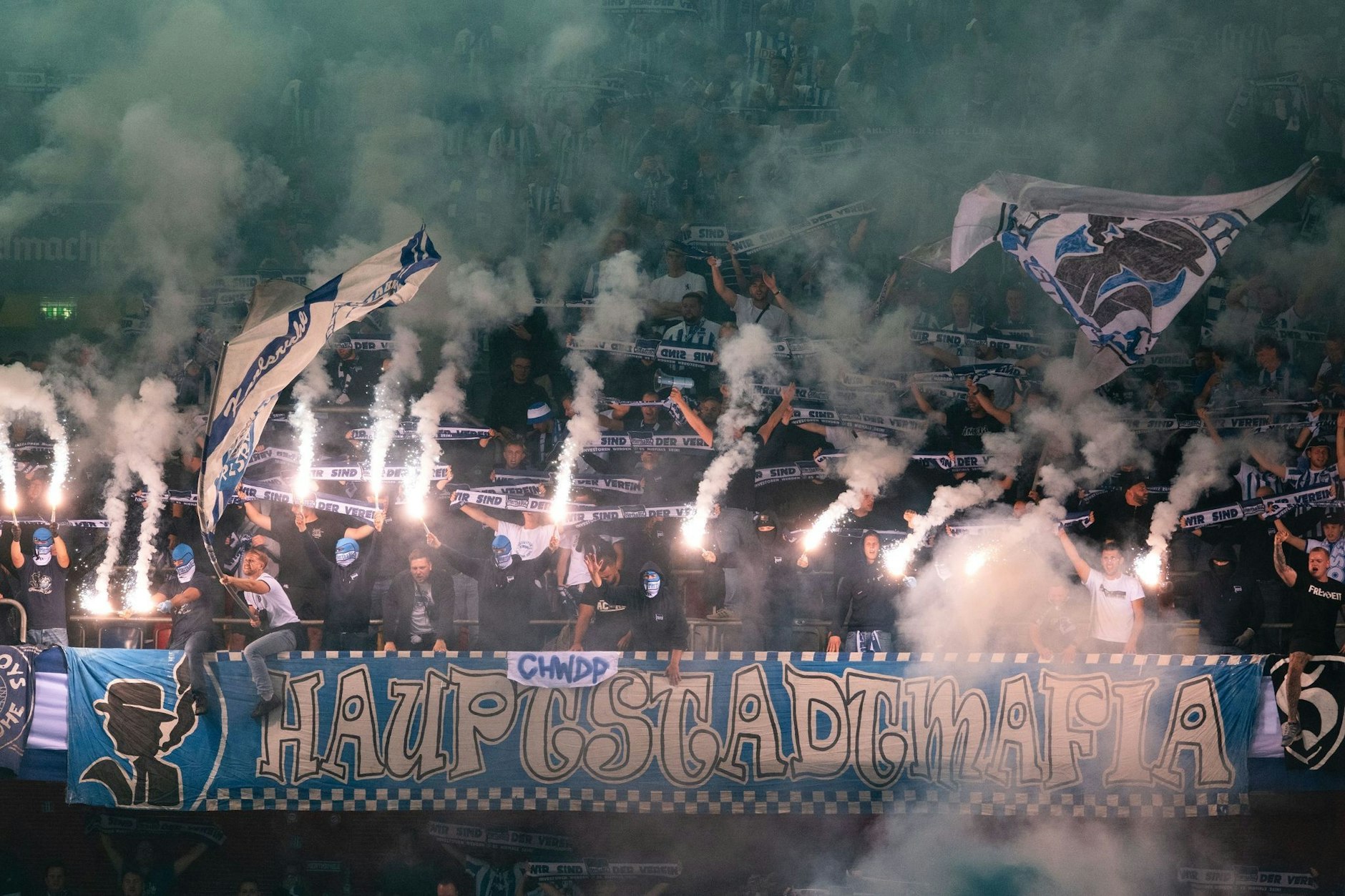 Schon beim Auftakt in Düsseldorf wurde Hertha BSC von den eigenen Fans kräftig unterstützt. Am Freitagabend werden 40.000 Zuschauer im Olympiastadion erwartet.