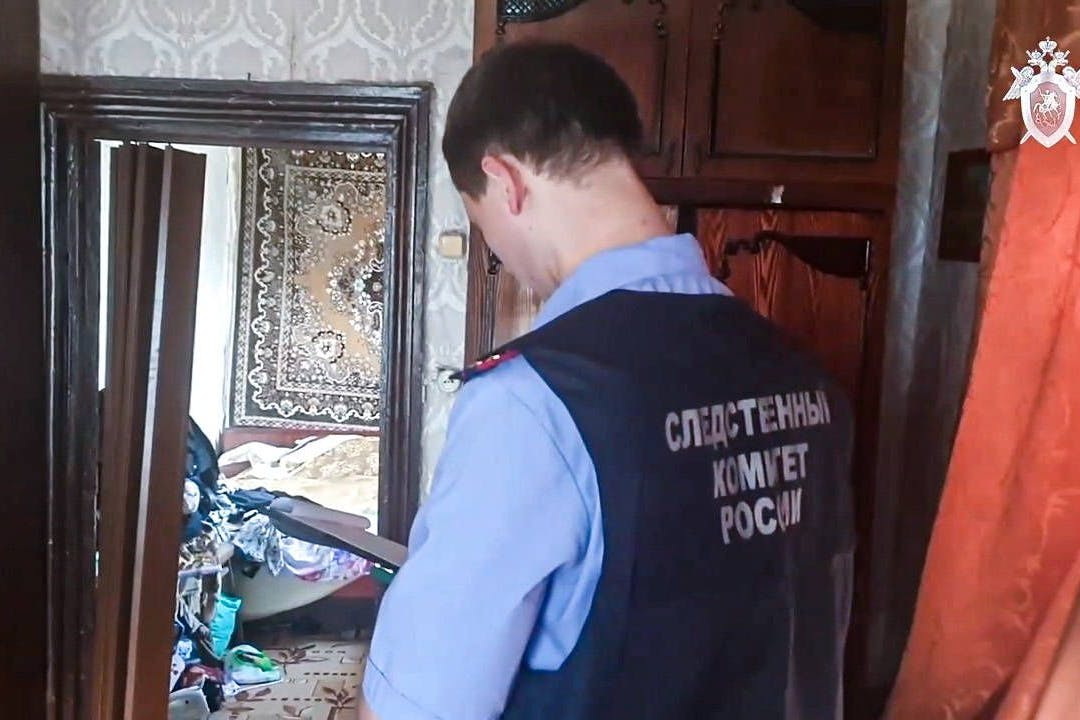 Ermittler durchsuchen das Holzhaus im Ural. Hier wurde die junge Frau 14 Jahre lang festgehalten.