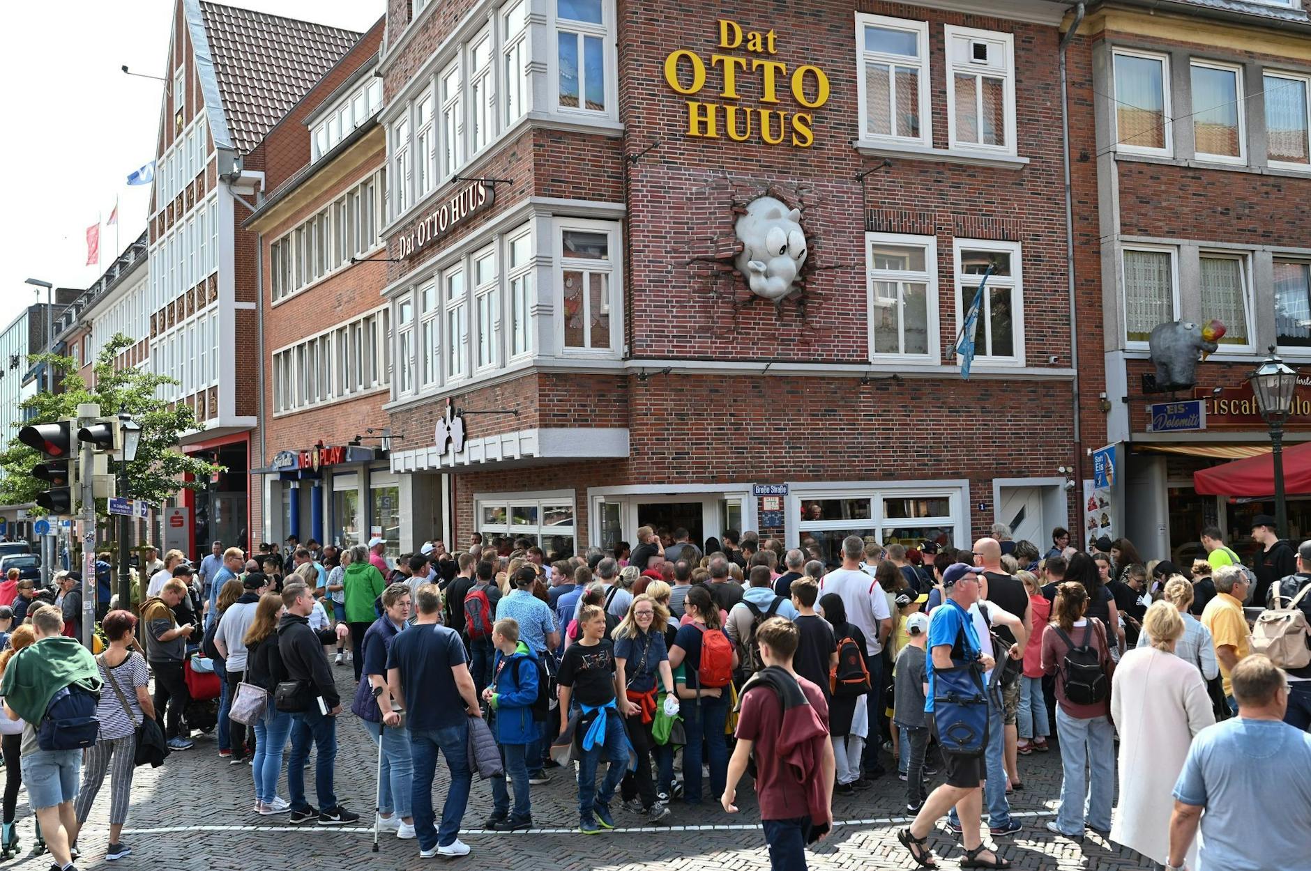 Hunderte Fans warteten vor dem Otto-Huus in Emden auf den Komiker.