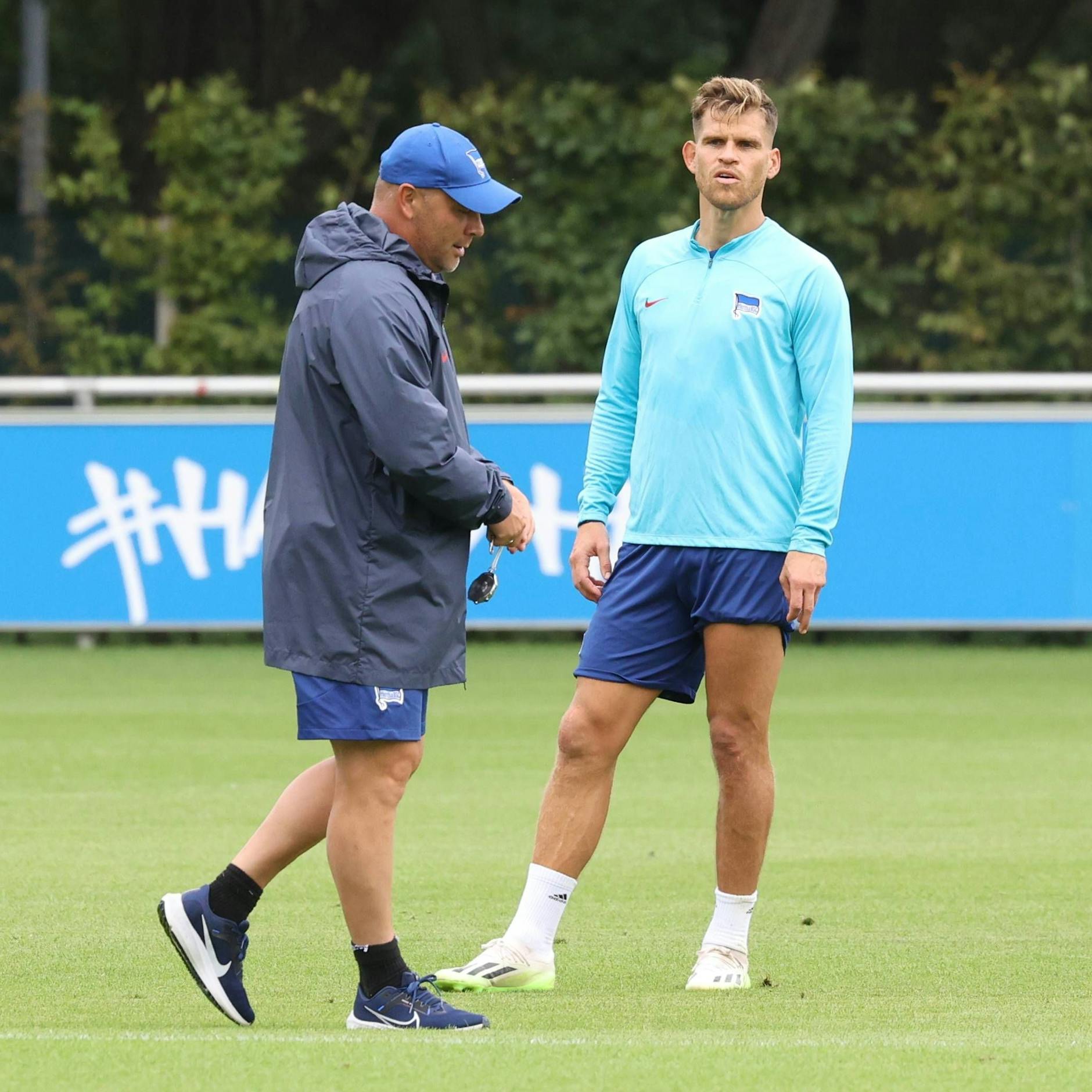 Hertha-Trainer Pal Dardai heizt Florian Niederlechner im Training ein.