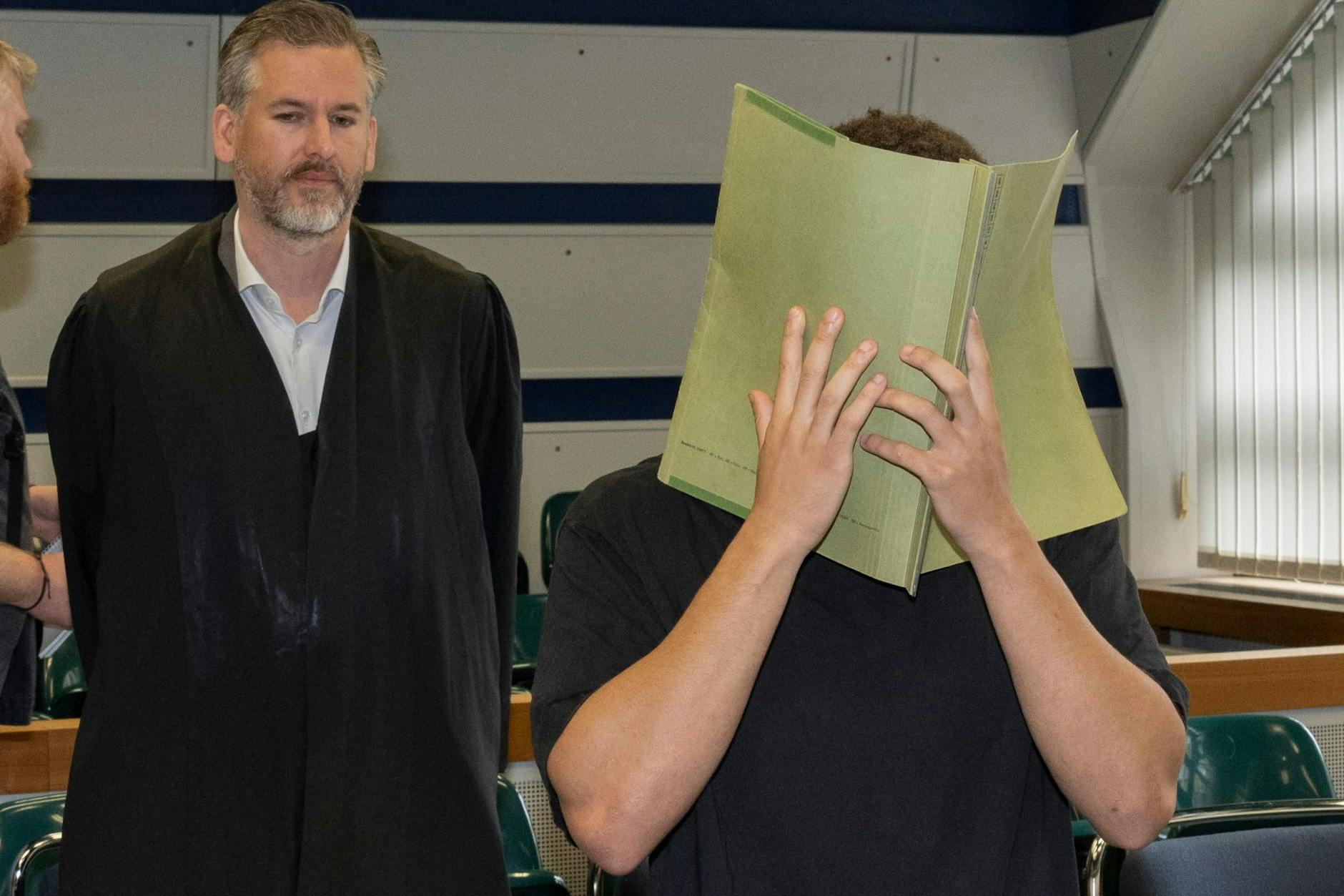 Samuel P. (20): Schon mit 18 versuchte er sich als Zuhälter. Jetzt steht er vor Gericht, hier mit seinem Verteidiger.