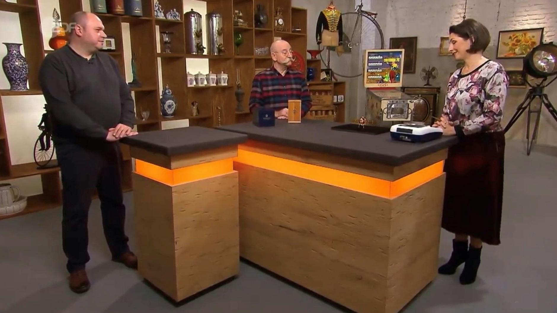 „Bares für Rares“-Expertin Wendela Horz ist begeistert von dem Fabergé-Ei.