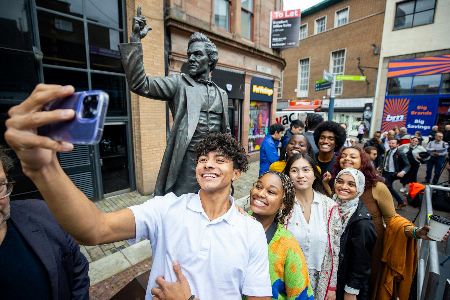 Vor 13 Jahren hat ein Zukunftsforscher die sozialen Medien totgesagt. Hier: Selfie nach der Enthüllung einer Statue in Belfast vor wenigen Tagen.