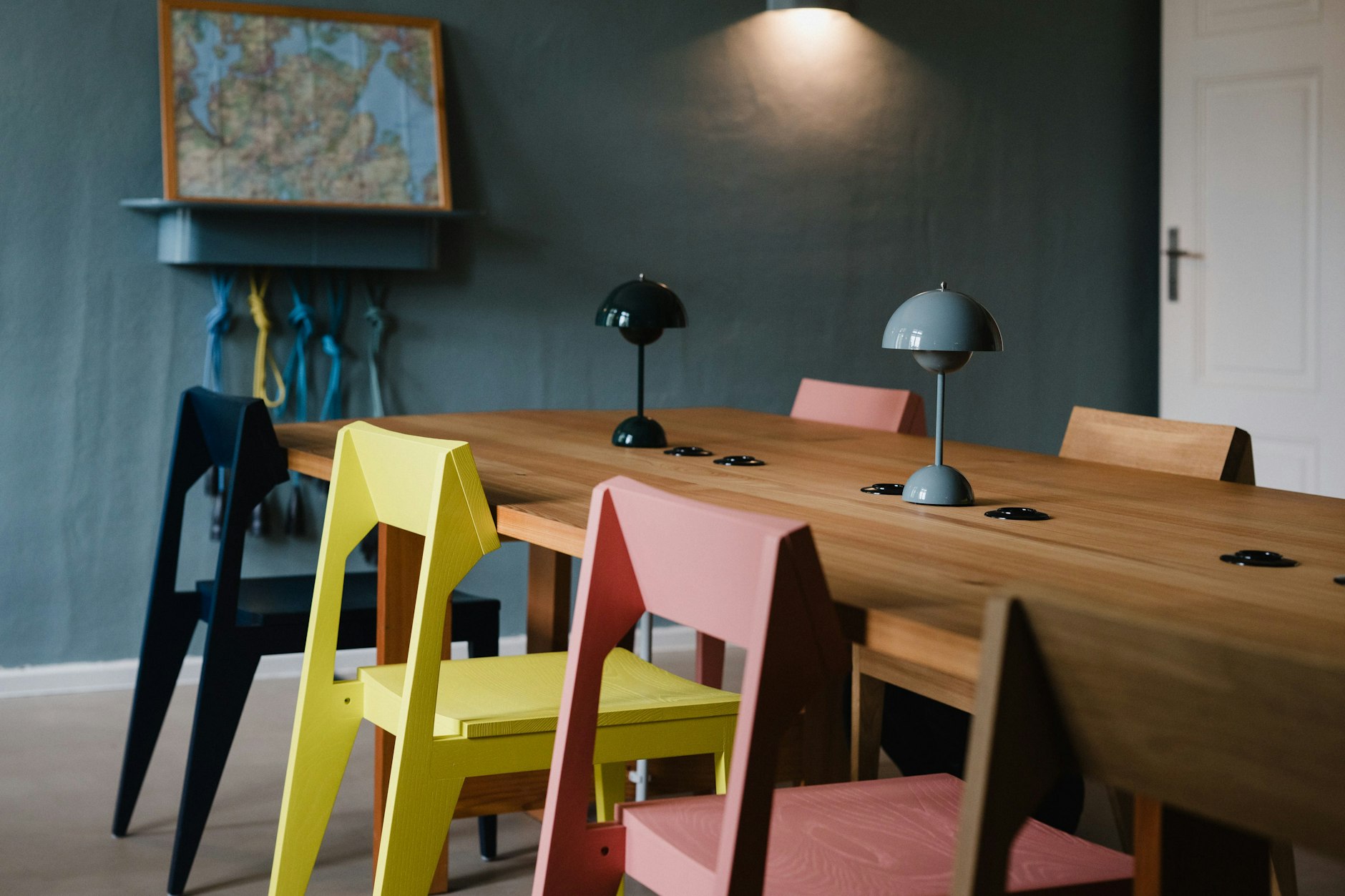 Der Inbegriff des neuen Arbeitens: Fröhliche Farben und Steckdosen auf den Tischen.