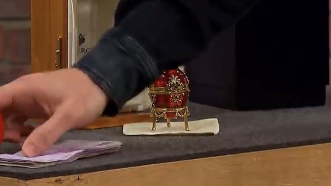 „Bares für Rares“-Händler David Suppes kauft das Fabergé-Ei für 9000 Euro.