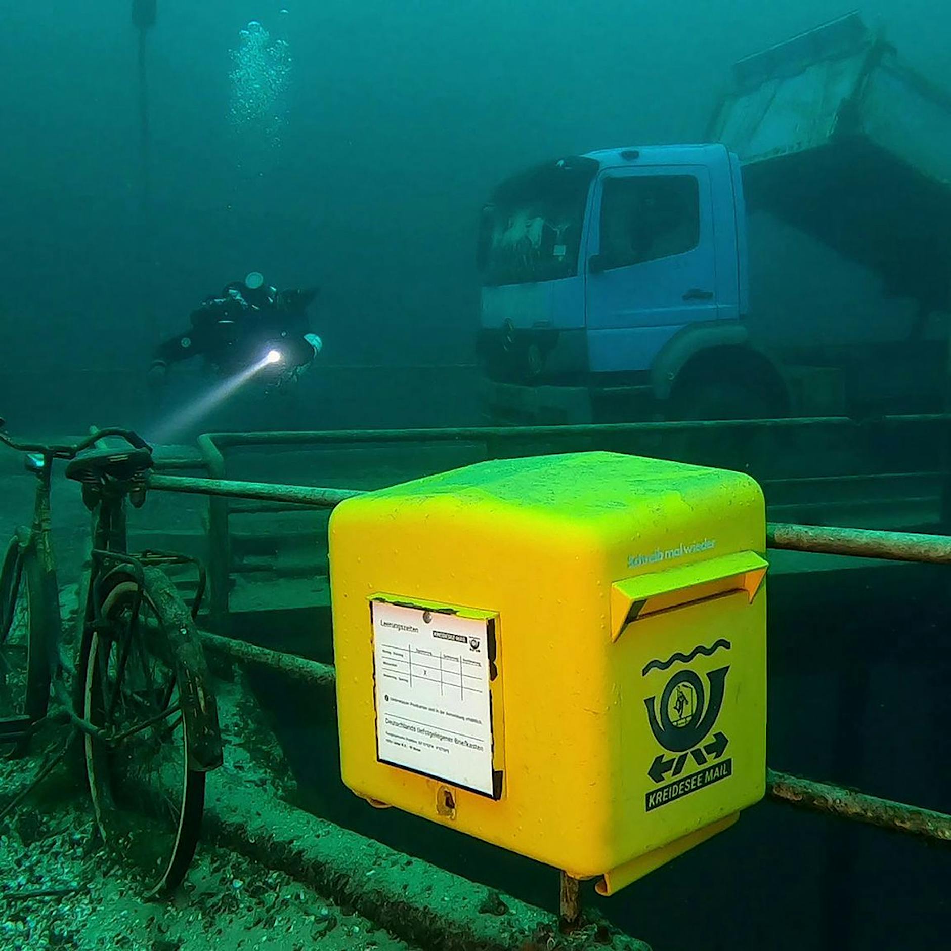 Taucher nutzen Briefkasten in 19 Metern Tiefe