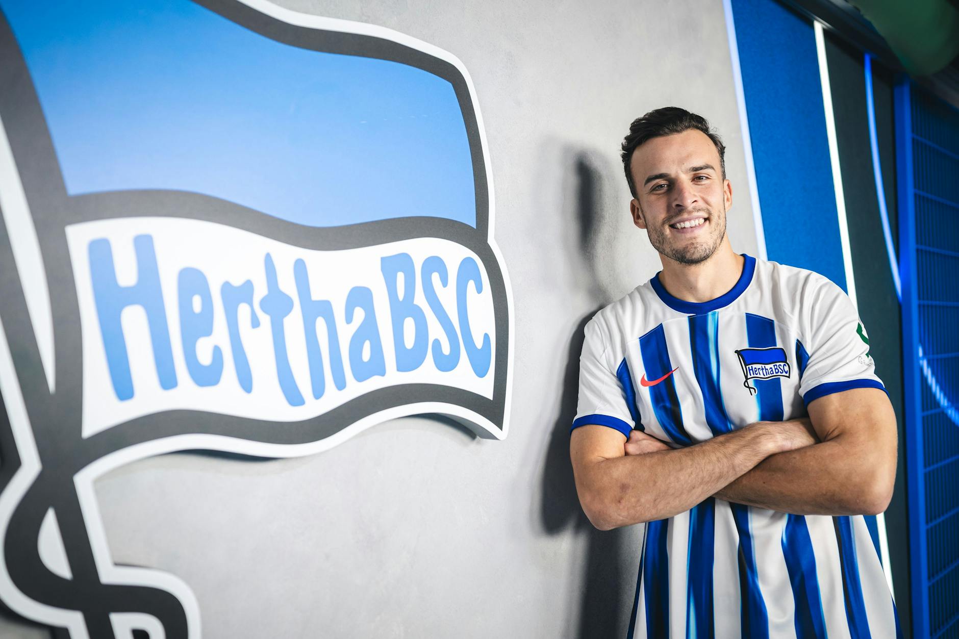 Haris Tabakovic vor der Hertha-Fahne. Der neue Stürmer freut sich mächtig auf sein Debüt im Olympiastadion.