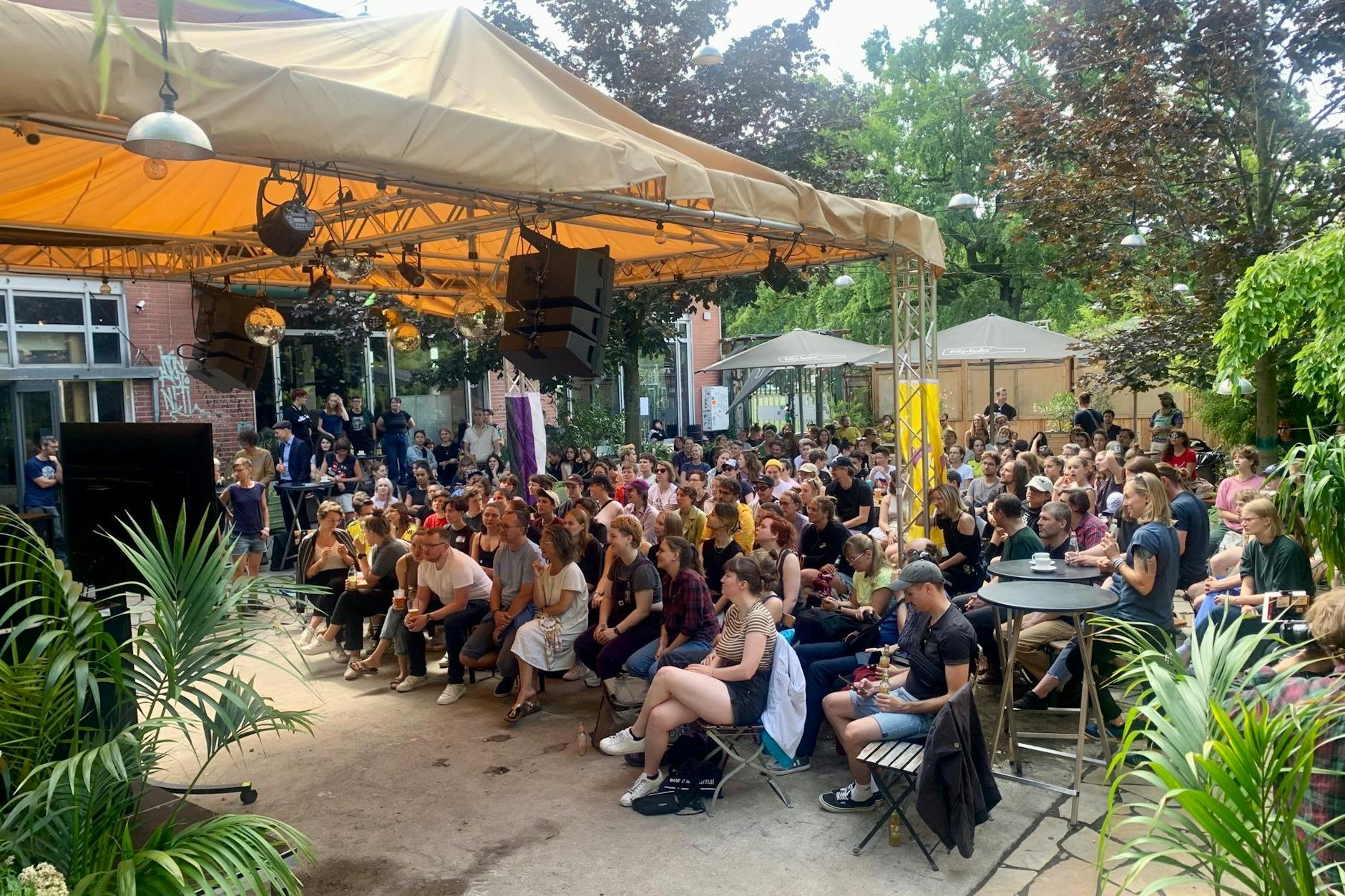 Der Verein Seitenwechsel e.V. hat in Kooperation mit dem Lesben- und Schwulenverband Berlin-Brandenburg ein FLINTA* Public Viewing organisiert.