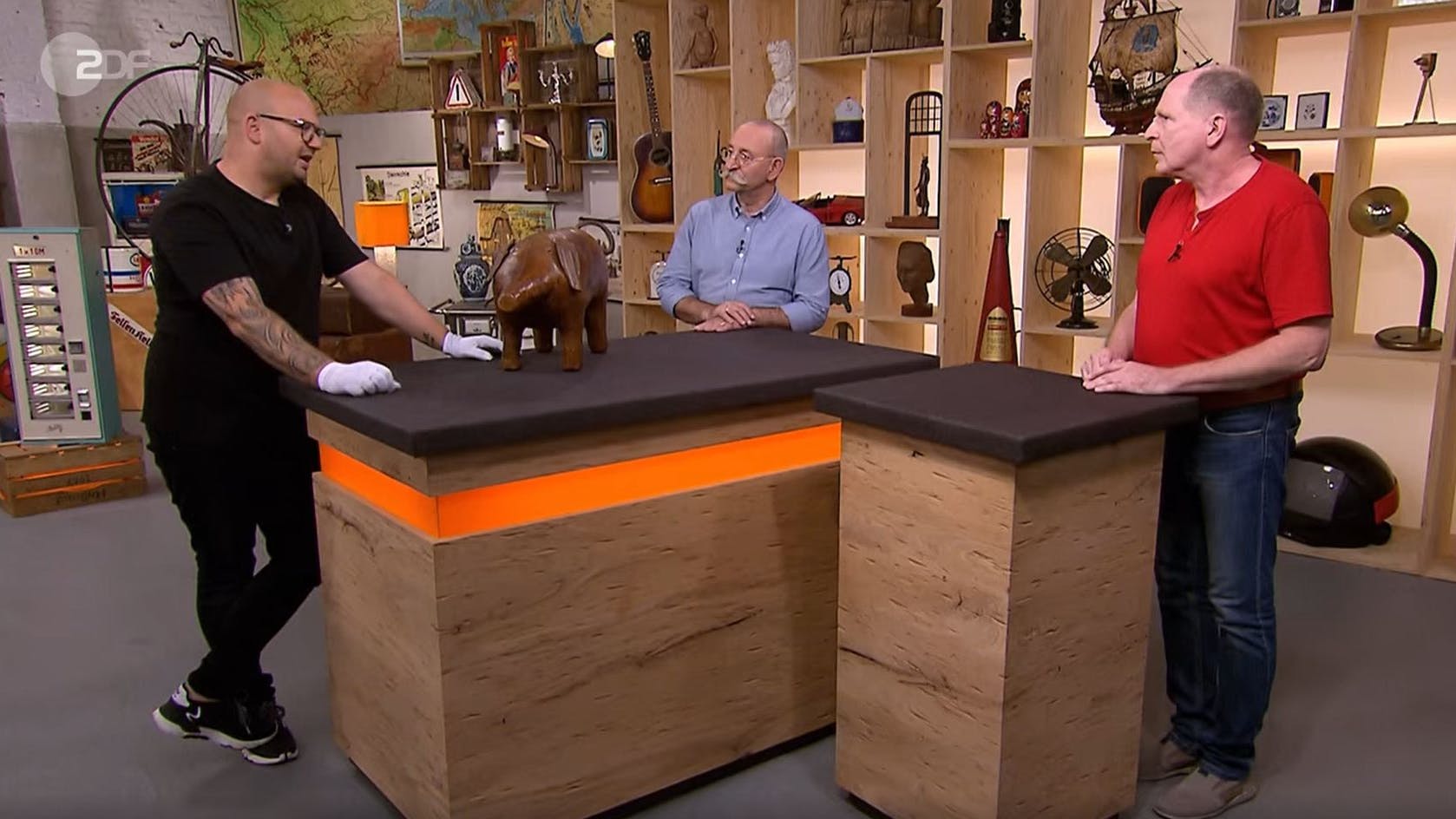 Drei Männer und ein Schwein: Experte Sven Deutschmanek (li.), Horst Lichter und Verkäufer Raymond (re.), der das Borstenvieh gern verkaufen würde.