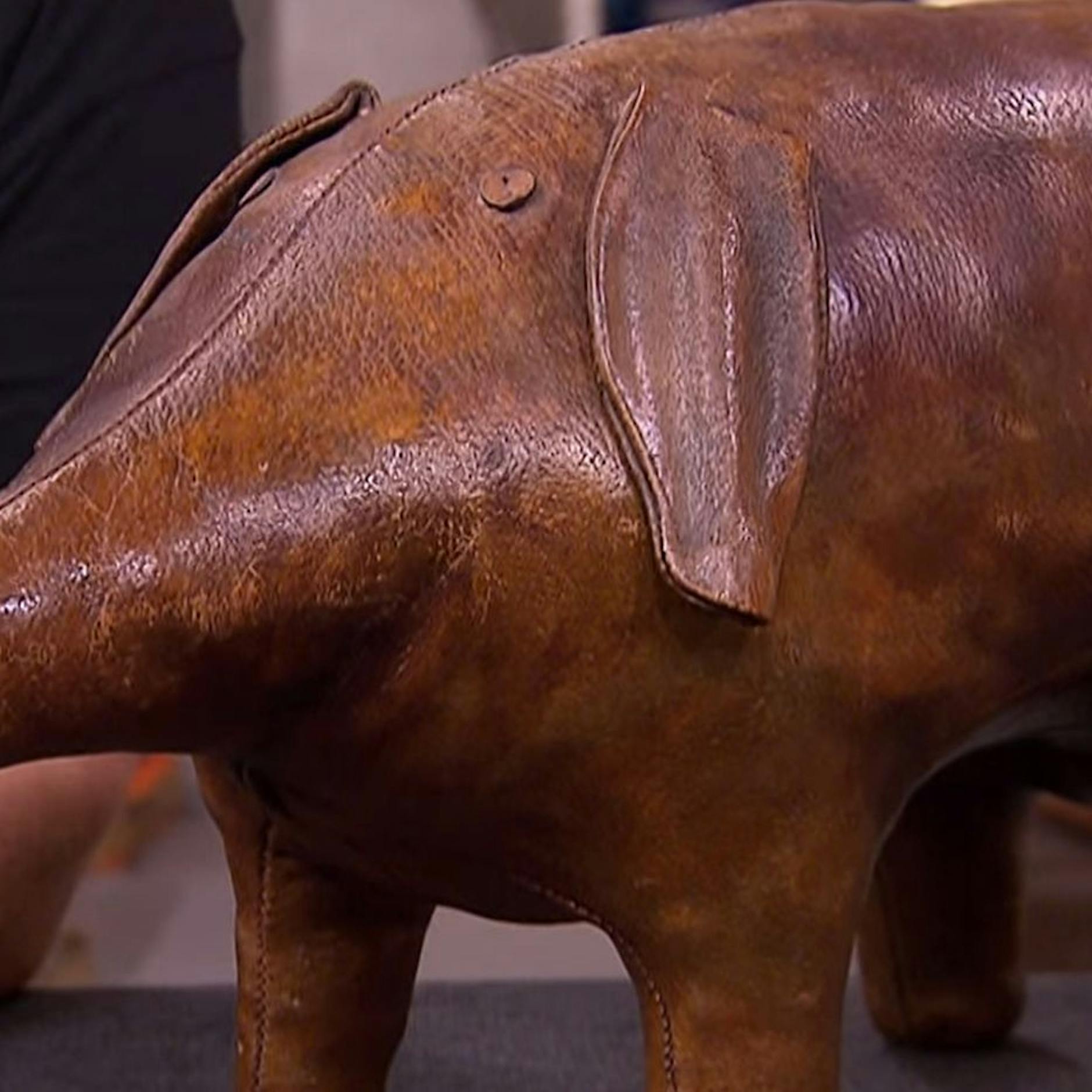 Irres Stück bei „Bares für Rares“: Händler kloppen sich um Mini-Schwein