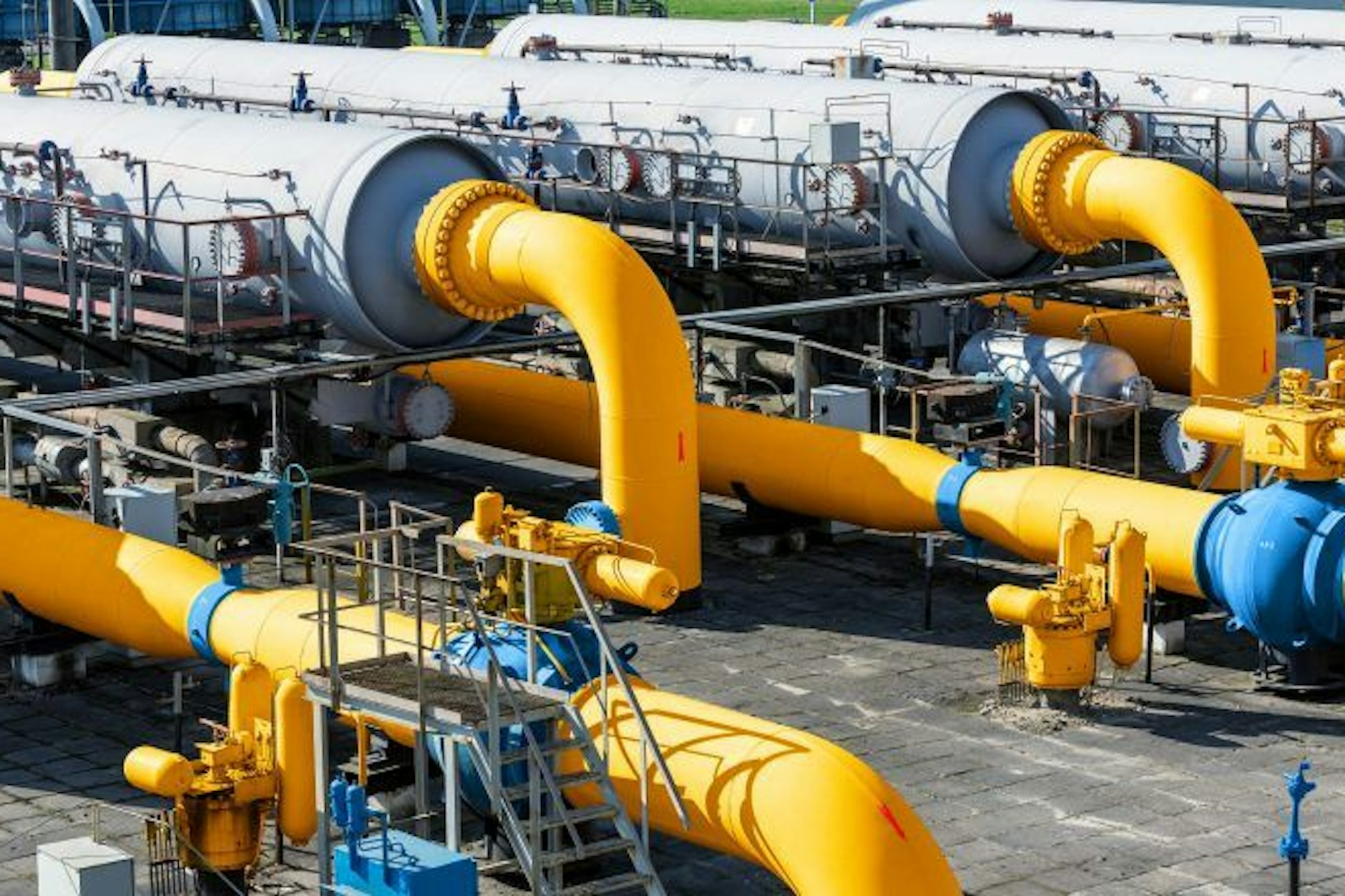 Über das ukrainische Gasnetzsystem kommt monatlich rund eine Milliarde Kubikmeter russisches Gas nach Europa. Aber auch die Ukraine bekommt jetzt viel Gas zurück, um dieses zu speichern.