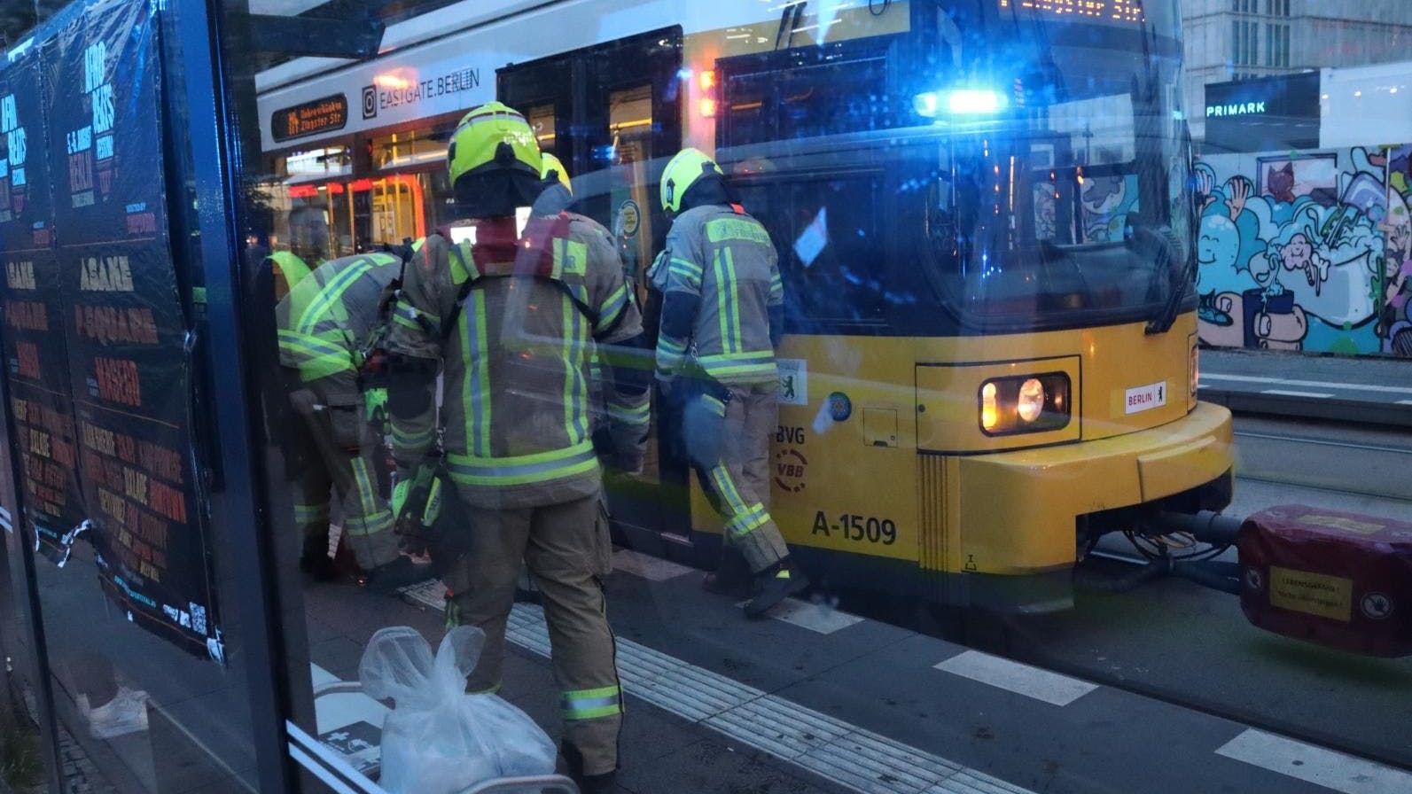 Einsatzkräfte der Berliner Feuerwehr am Unfallort am Alexanderplatz in Berlin-Mitte.