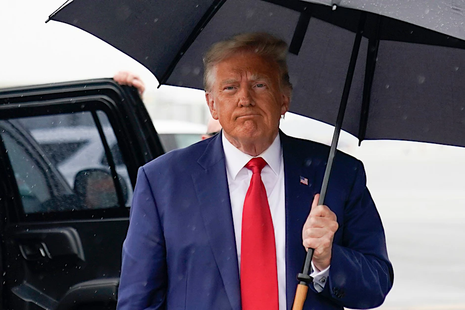 Ex-Präsident Donald Trump nach der Anklageverlesung auf dem Flughafen in Washington