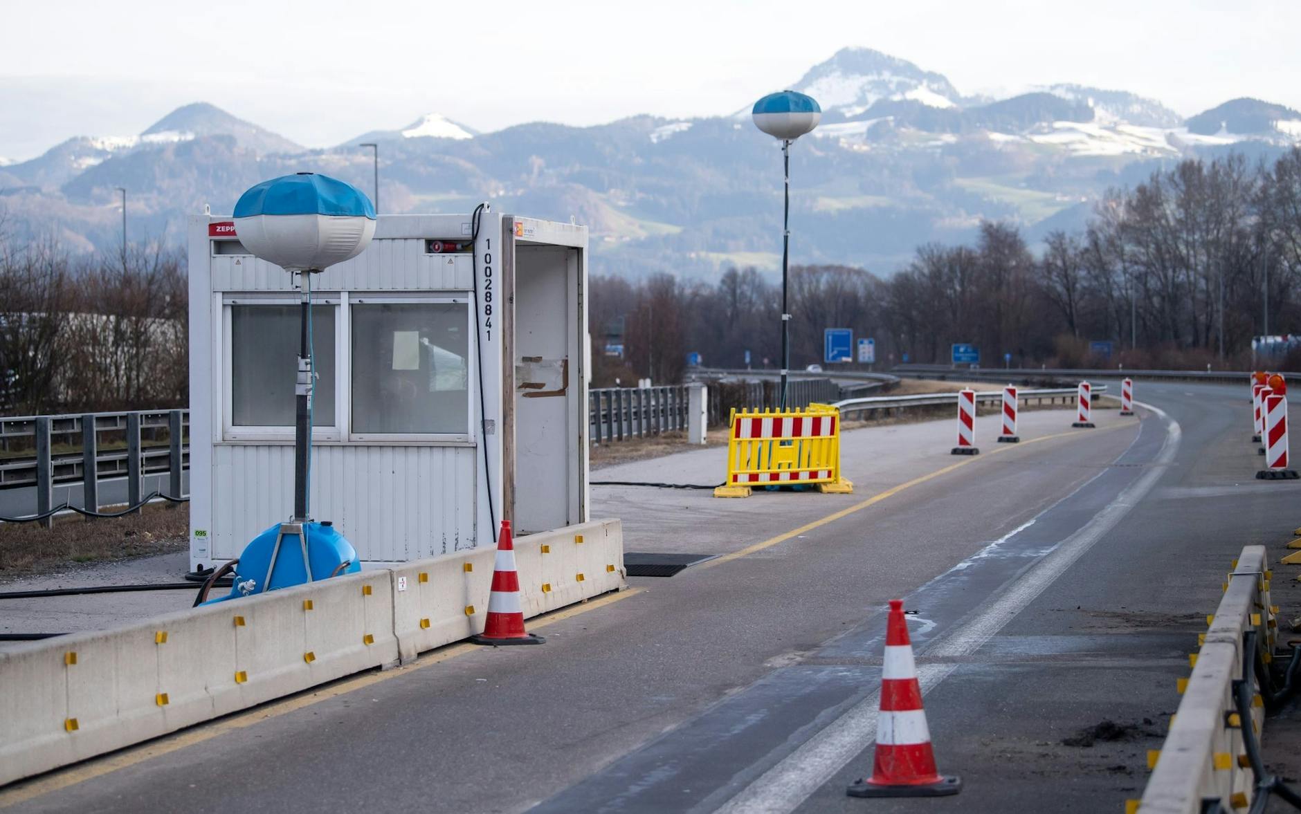 ARCHIV - Bundespolizisten kontrollieren an der Autobahn 93 (A93) am Grenzübergang Kiefersfelden Reisende bei der Einreise von Österreich nach Deutschland.
