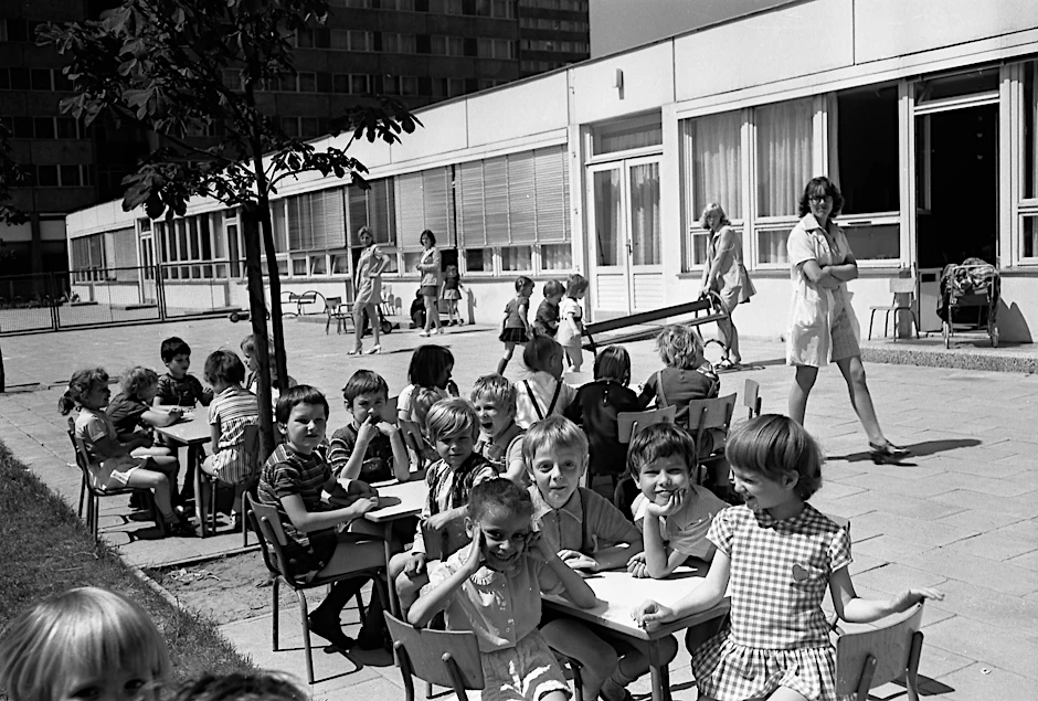 Lachende Kinder in einem multikulturellen Kindergarten in Ost-Berlin, 1973.