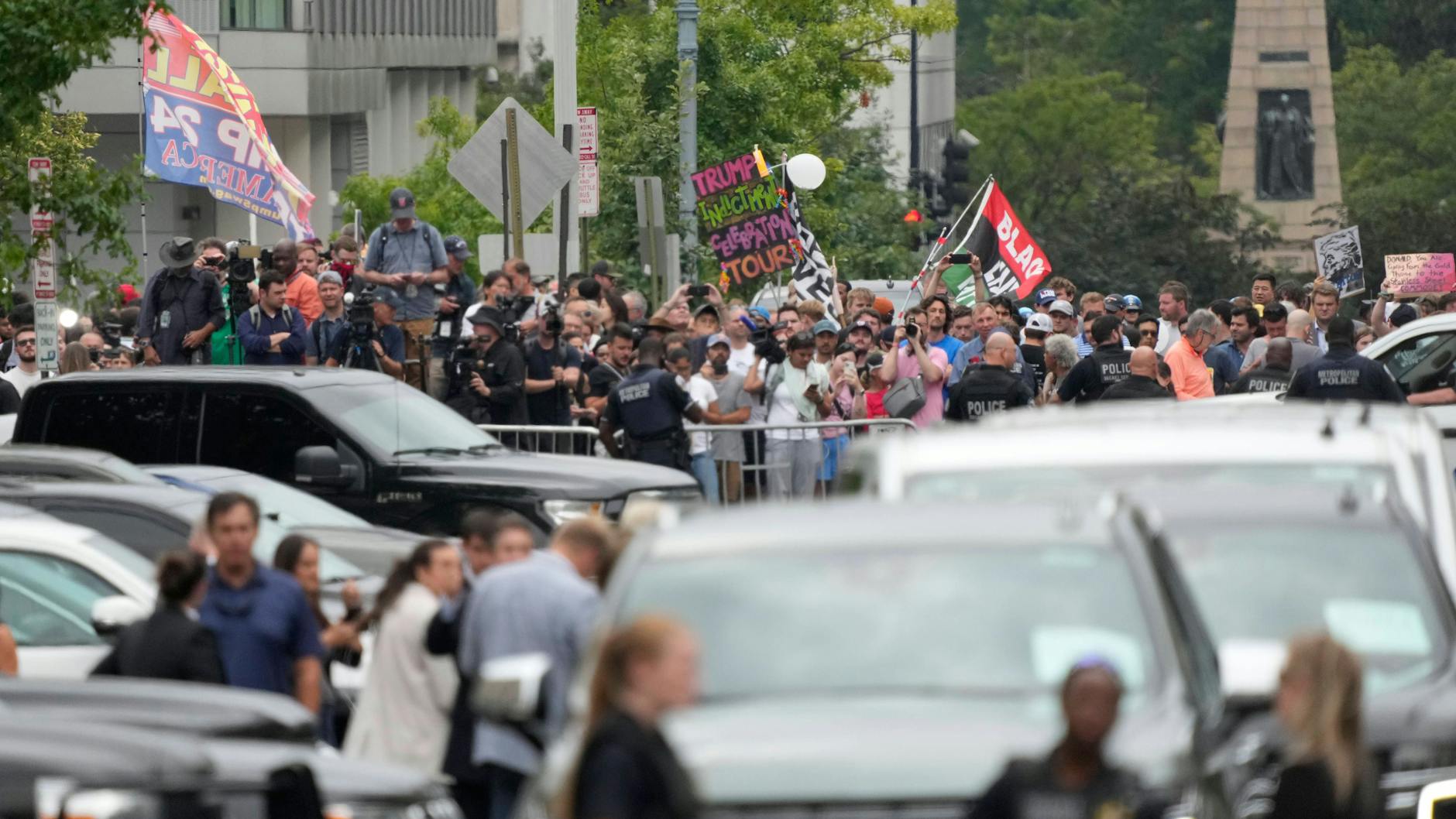 Bei Ankunft von Donald Trump demonstrierten auch Unterstützer und Gegner des ehemaligen Präsidenten am Gericht in Washington.