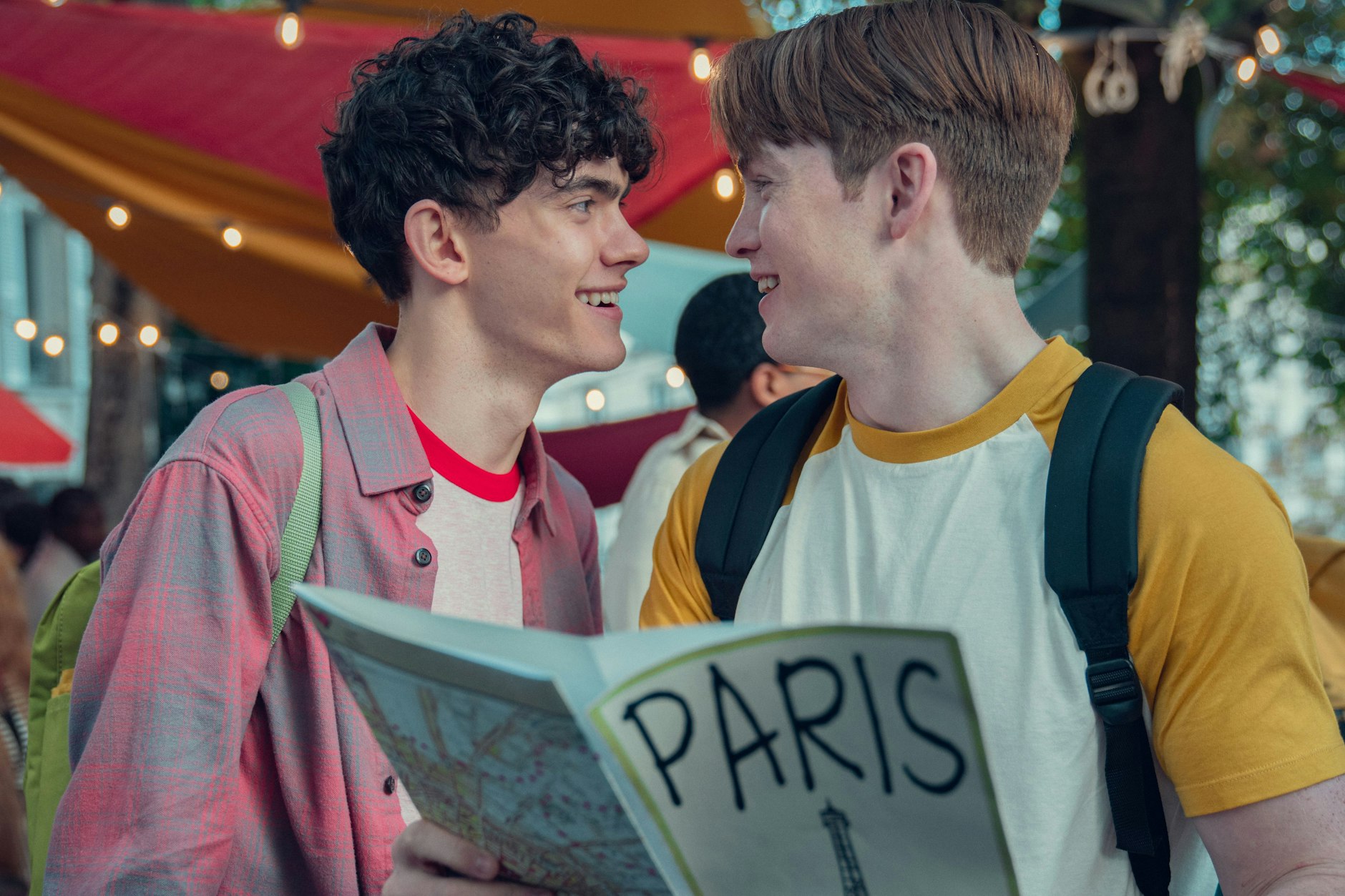 Heartstopper auf Netflix erzählt die Geschichte von Charlie Spring (l., Joe Locke) und Nick Nelson (Kit Connor).