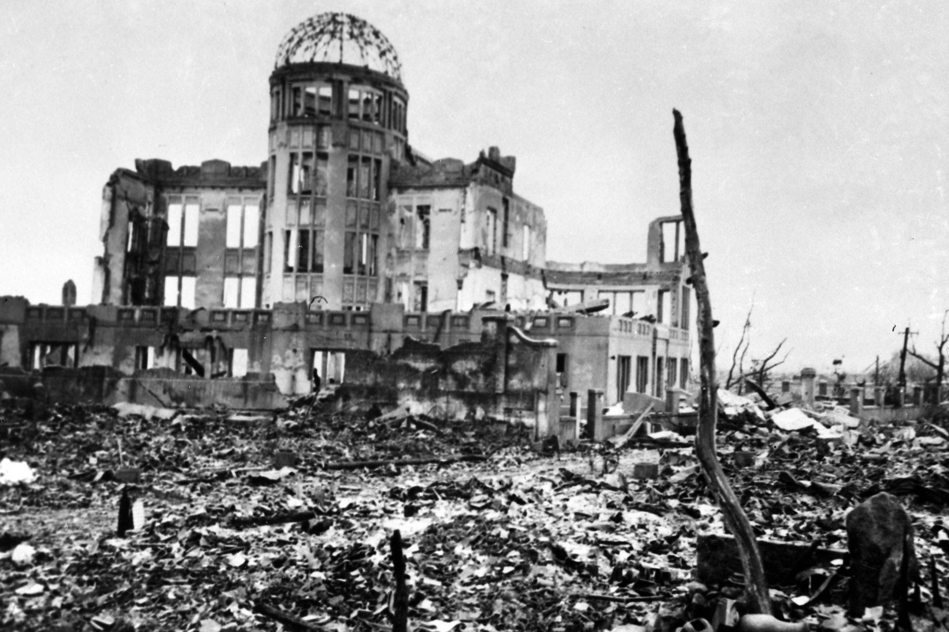 Der sogenannte Atombomben-Dom kurz nach der Detonation. Die Temperatur in Hiroshima stieg auf mehr als 2000 Grad Celsius, wodurch das Stadtzentrum größtenteils verschwand.