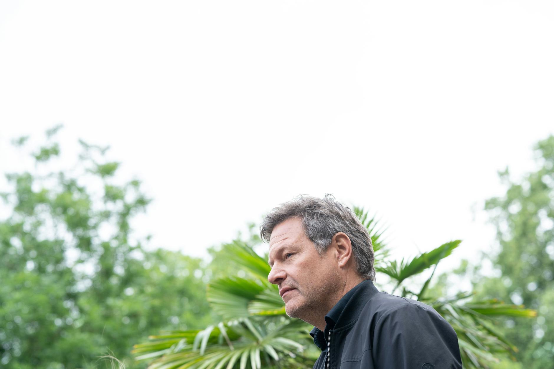 Bundeswirtschaftsminister Robert Habeck gibt in Hamburg ein Statement zum Stand der Gespräche mit der EU-Kommission über die Finanzierung der neuen Gaskraftwerke mit einer Wasserstoff-Option ab.