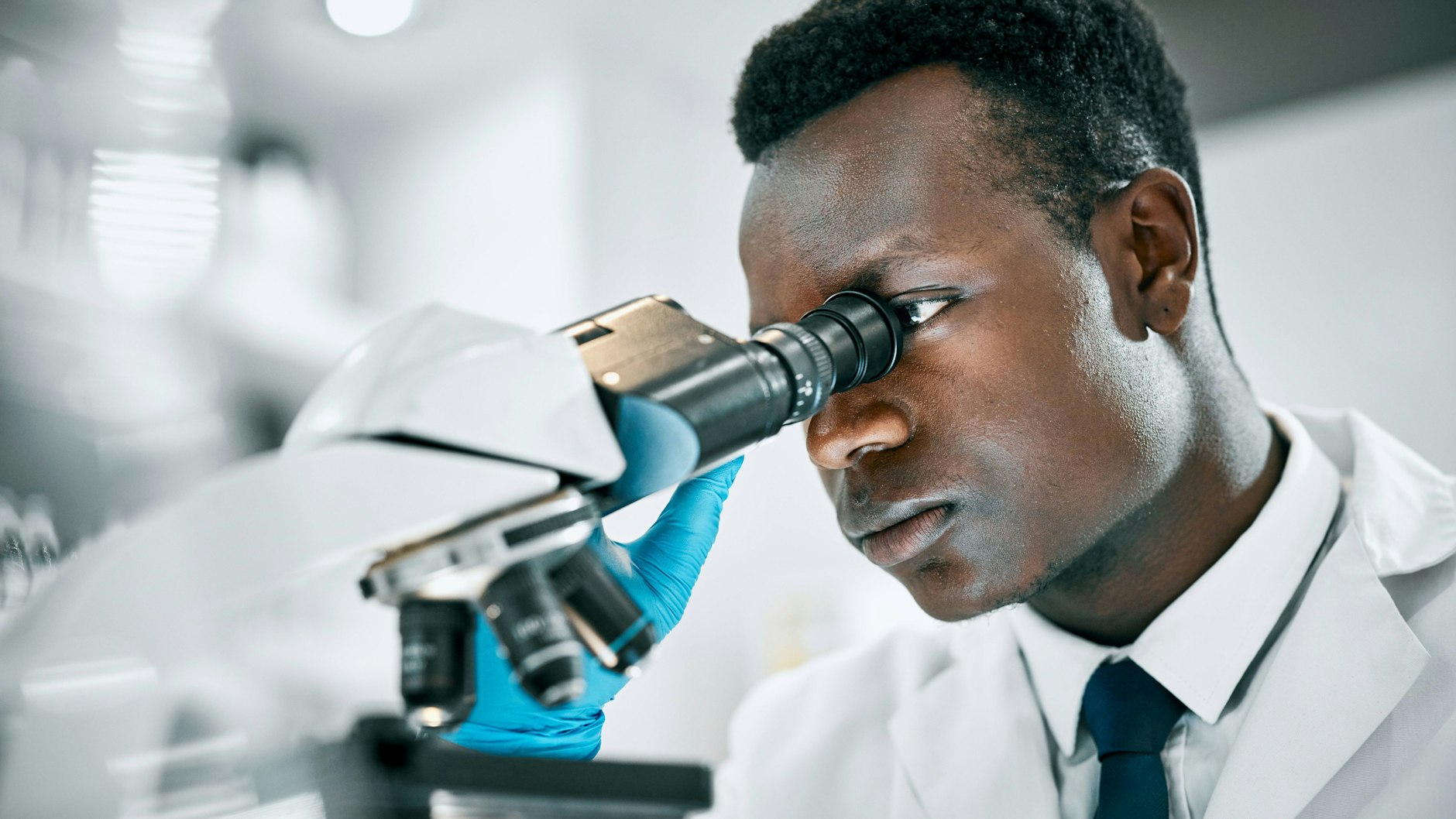 Die Forschung steckt noch in den Kinderschuhen, aber die Ergebnisse sind vielversprechend: Bald könnte es eine Pille gegen Krebs geben.