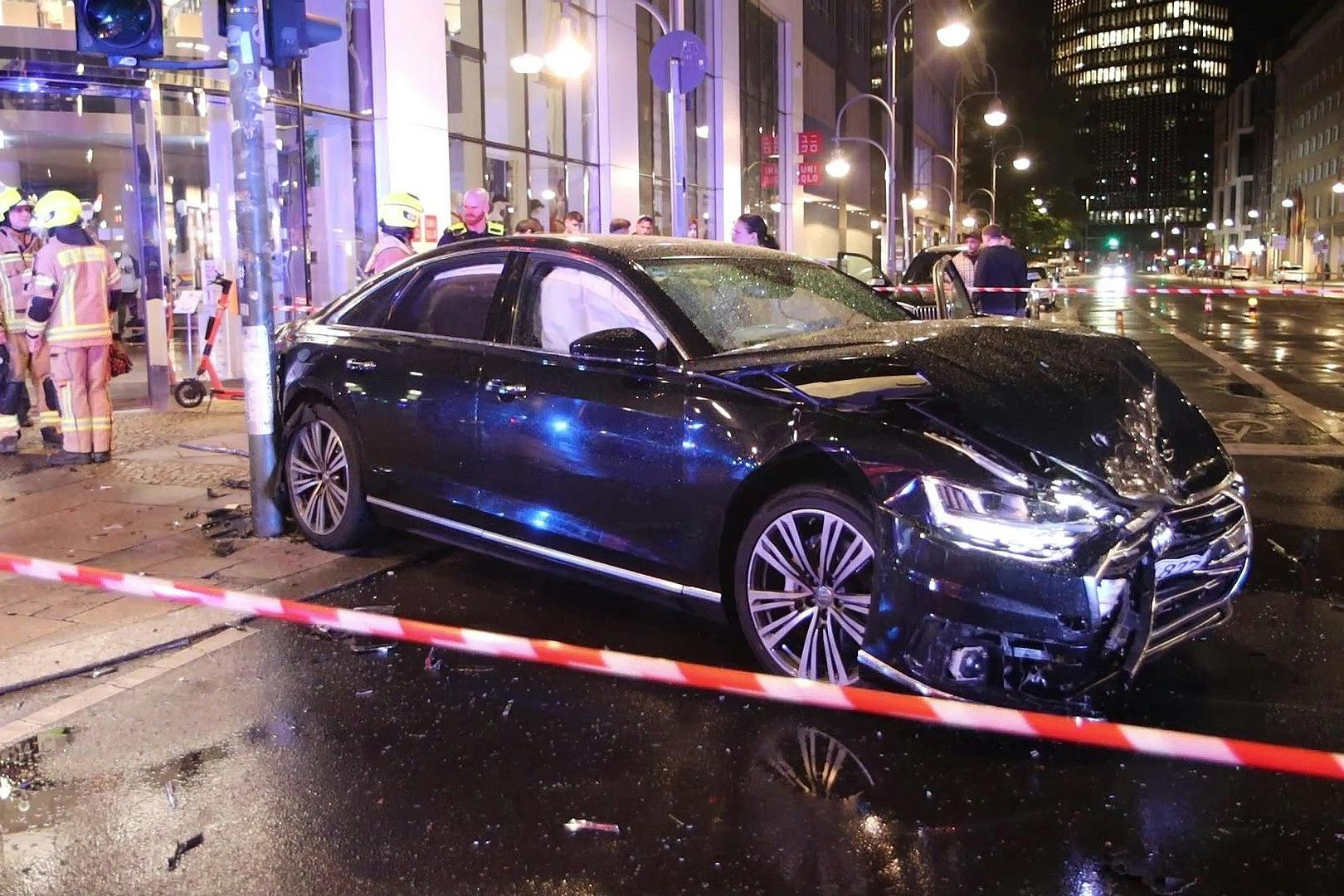 Der schwer beschädigte A8 auf dem Tauentzien in Berlin-Charlottenburg.