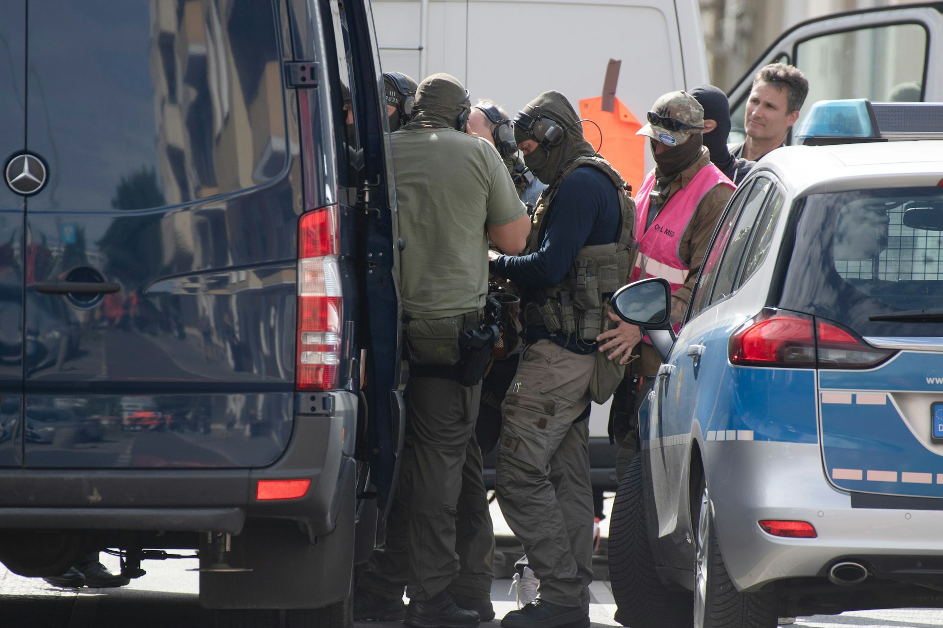 SEK-Kräfte am Brunsbütteler Damm. Bei einer geplanten Zwangsräumung in Berlin-Spandau hat der Bewohner sich selbst getötet.