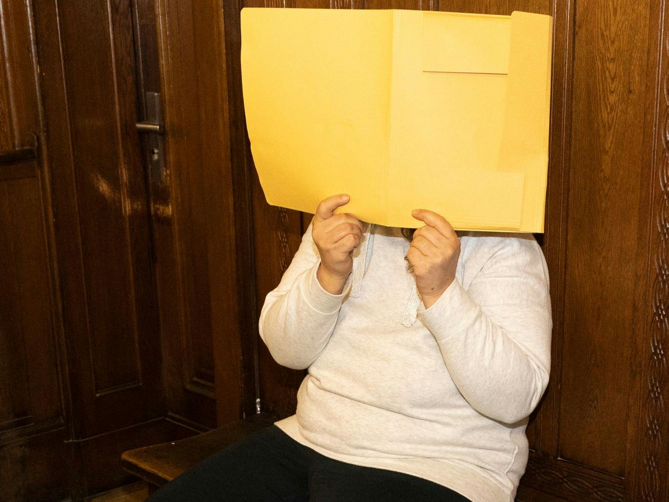 Jacqueline W. muss sich seit Donnerstag wegen versuchten Mordes vor Gericht verantworten.