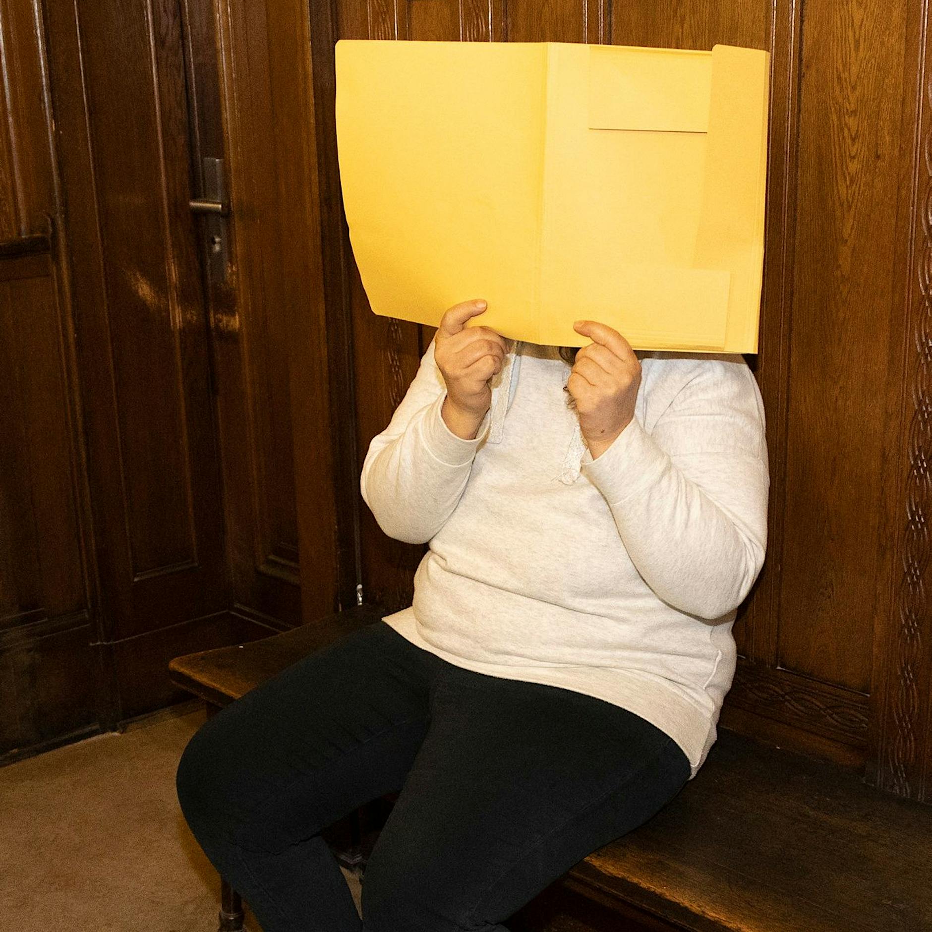 Gerichtsprozess in Berlin: Frau soll Zelt mit schlafendem Ex-Mann angezündet haben