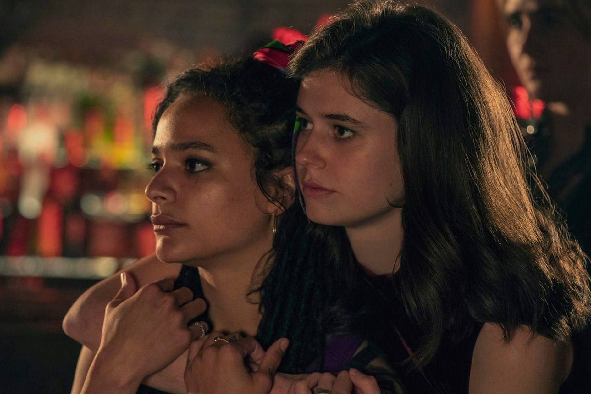 Bobbi (Sasha Lane) und Frances (Alison Oliver) in „Conversations with Friends“
