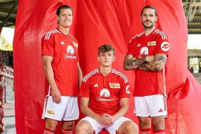 Rot für die Heimspiele: Kevin Behrens (v.l.), Aljoscha Kemlein und Christopher Trimmel.