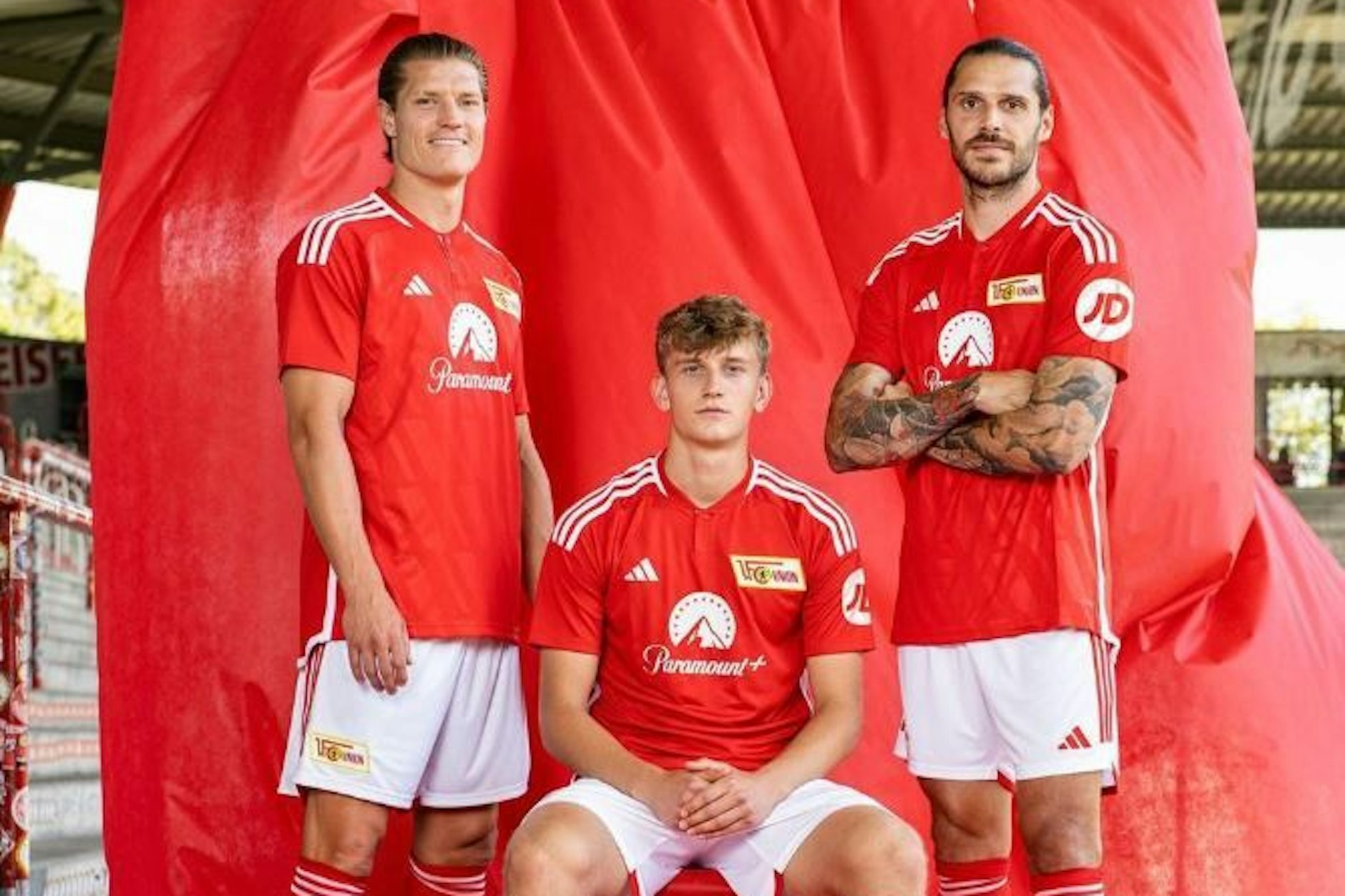 Rot für die Heimspiele: Kevin Behrens (v.l.), Aljoscha Kemlein und Christopher Trimmel.