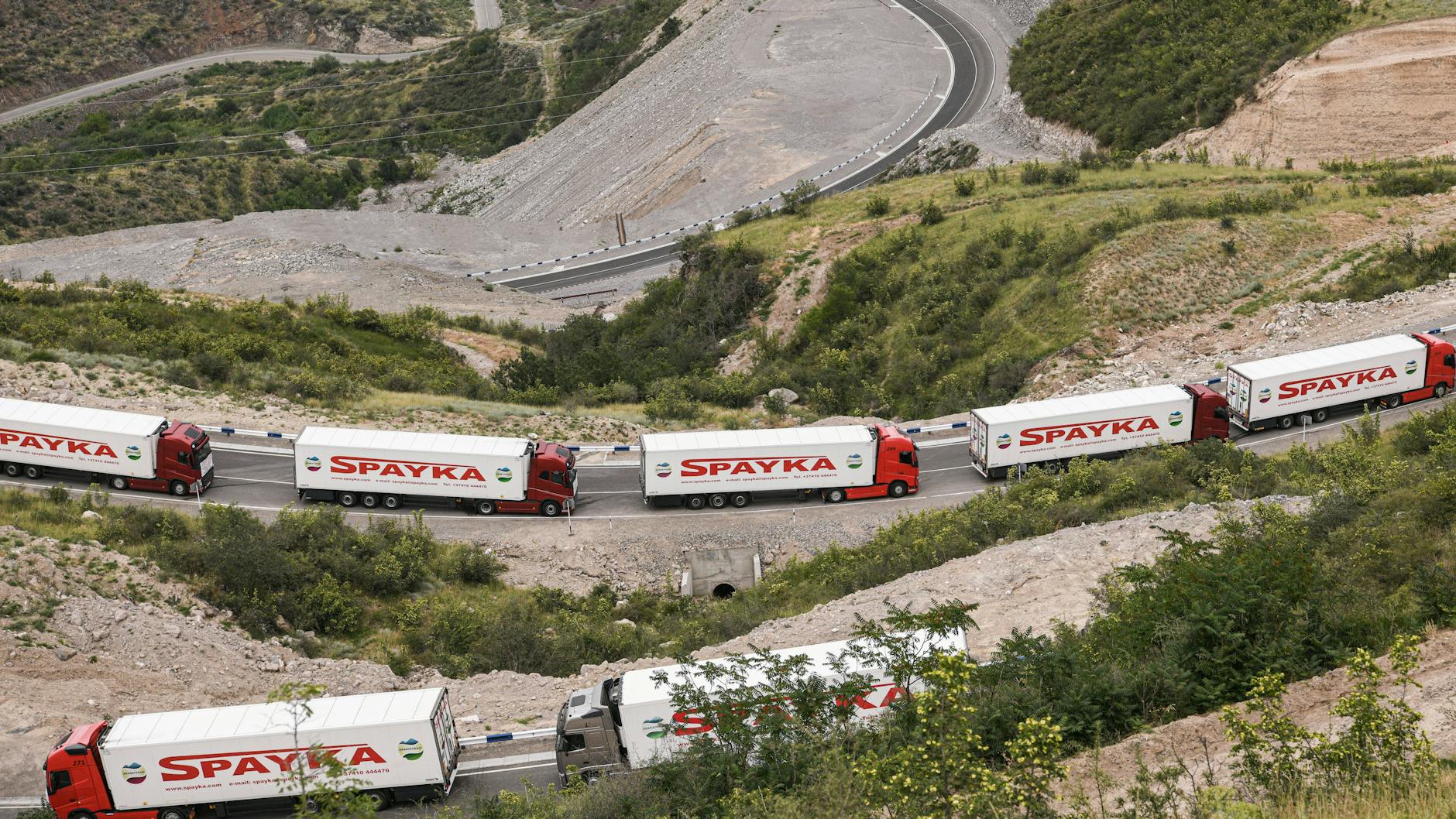 Armenien will Hilfsgüter nach Berg-Karabach liefern. Doch Aserbaidschan blockiert die einzige Verbindungsstraße und will eine Versorgung nur über aserbaidschanisches Gebiet erlauben.