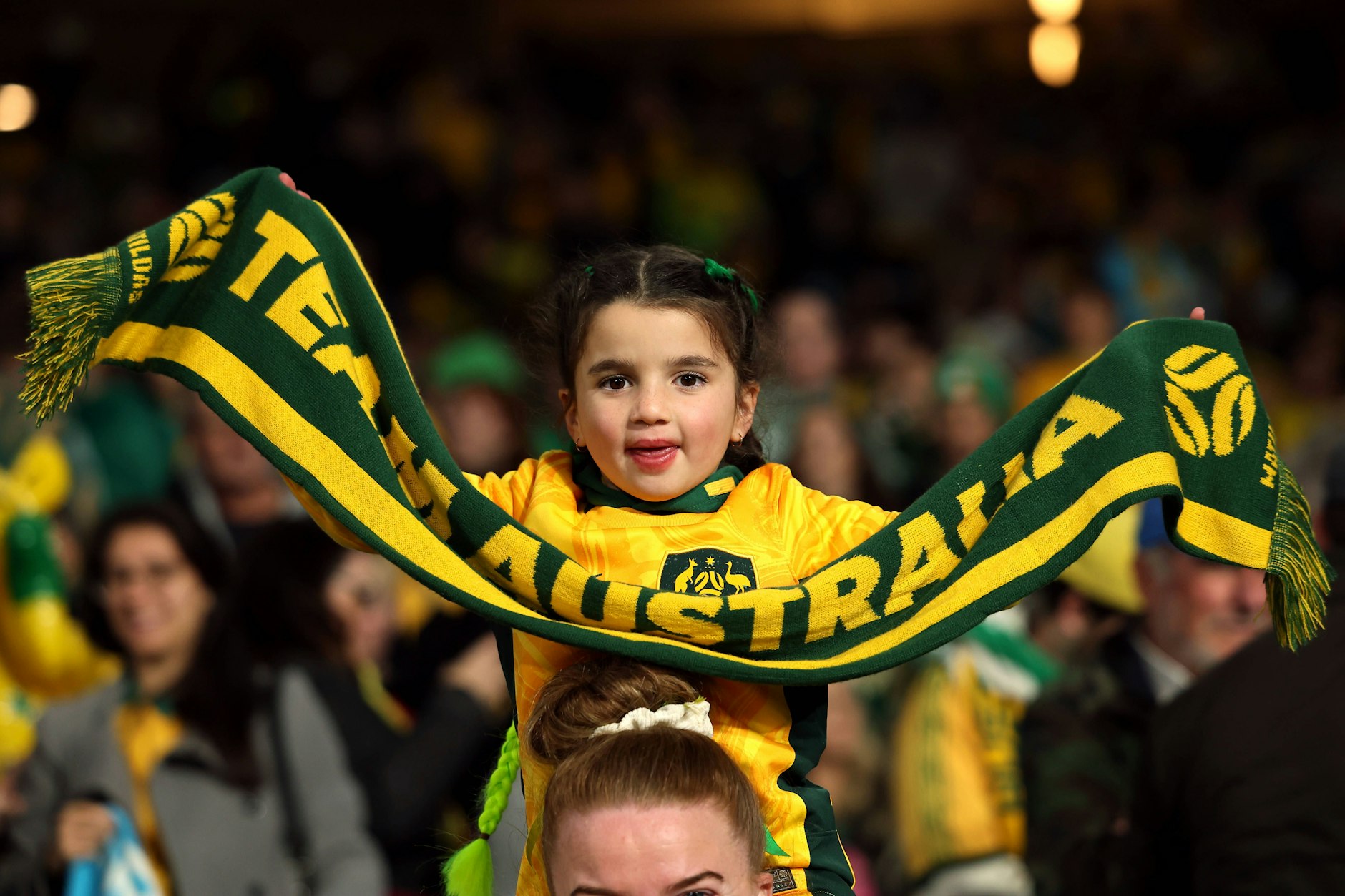 Junge australische Anhängerin auf den Schulter der Mutter beim Spiel ihrer Nationalmannschaft gegen Irland