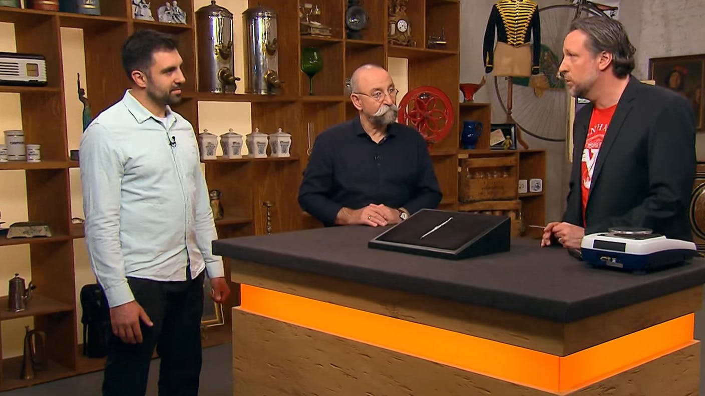 Verkäufer Farsan (li.), Moderator Horst Lichter und „Bares für Rares“-Schmuckexperte Patrick Lessmann (re.)
