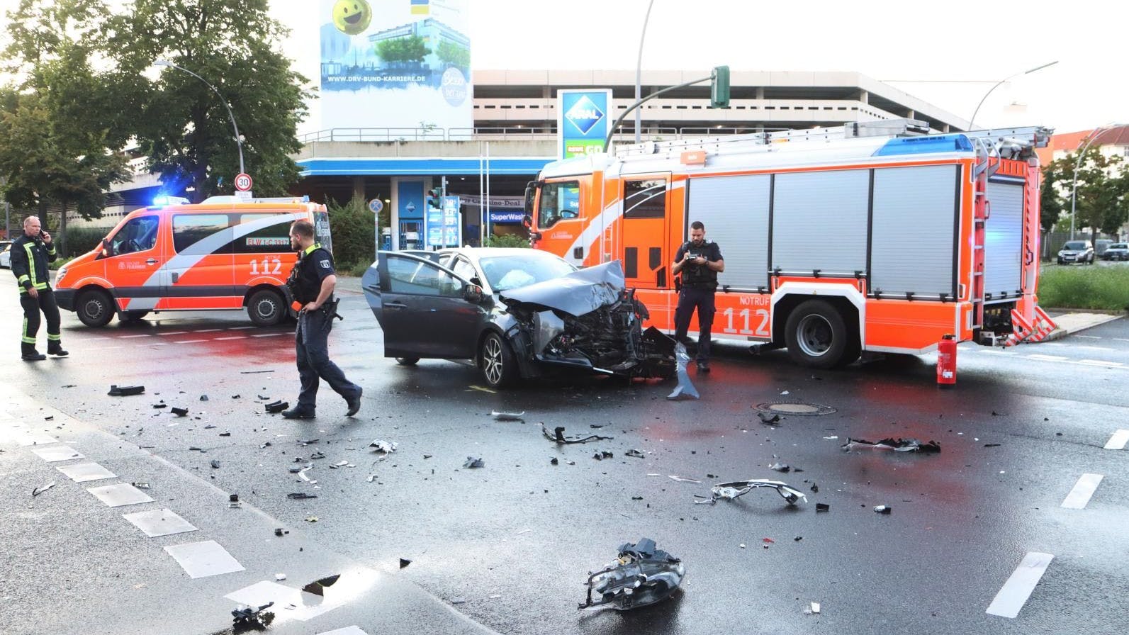Zu einem Horror-Unfall mit einem Feuerwehrauto kam es Donnerstagabend in Wilmersdorf.
